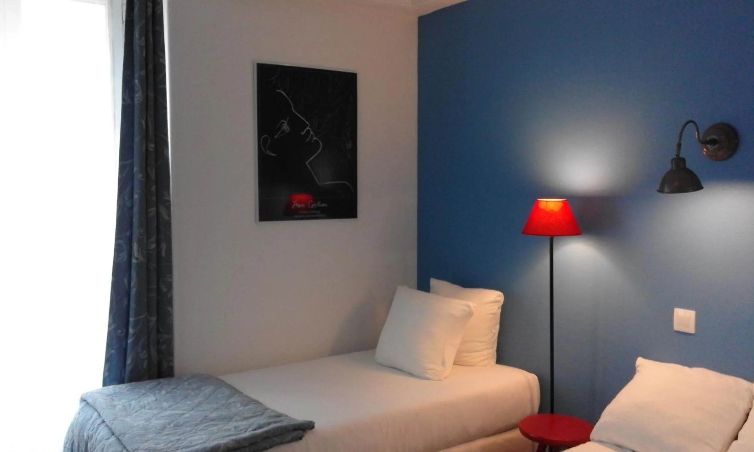 Photo of the whole room in Zazie Hôtel