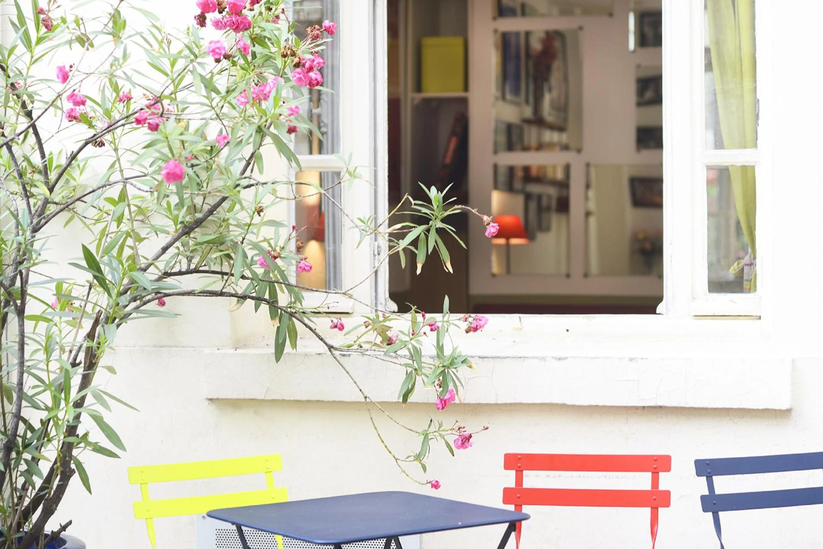 Facade/entrance in Zazie Hôtel