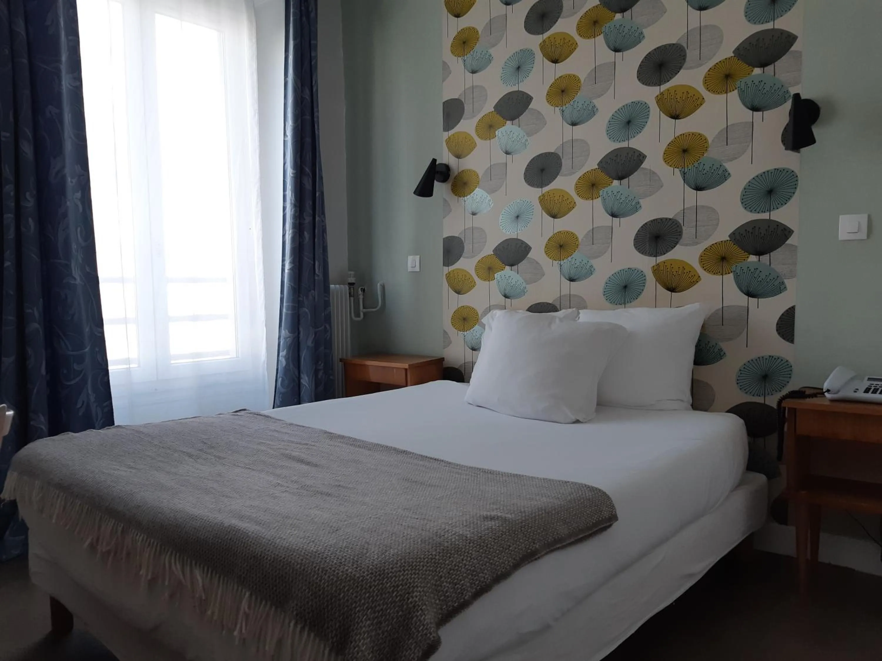 Photo of the whole room, Bed in Zazie Hôtel