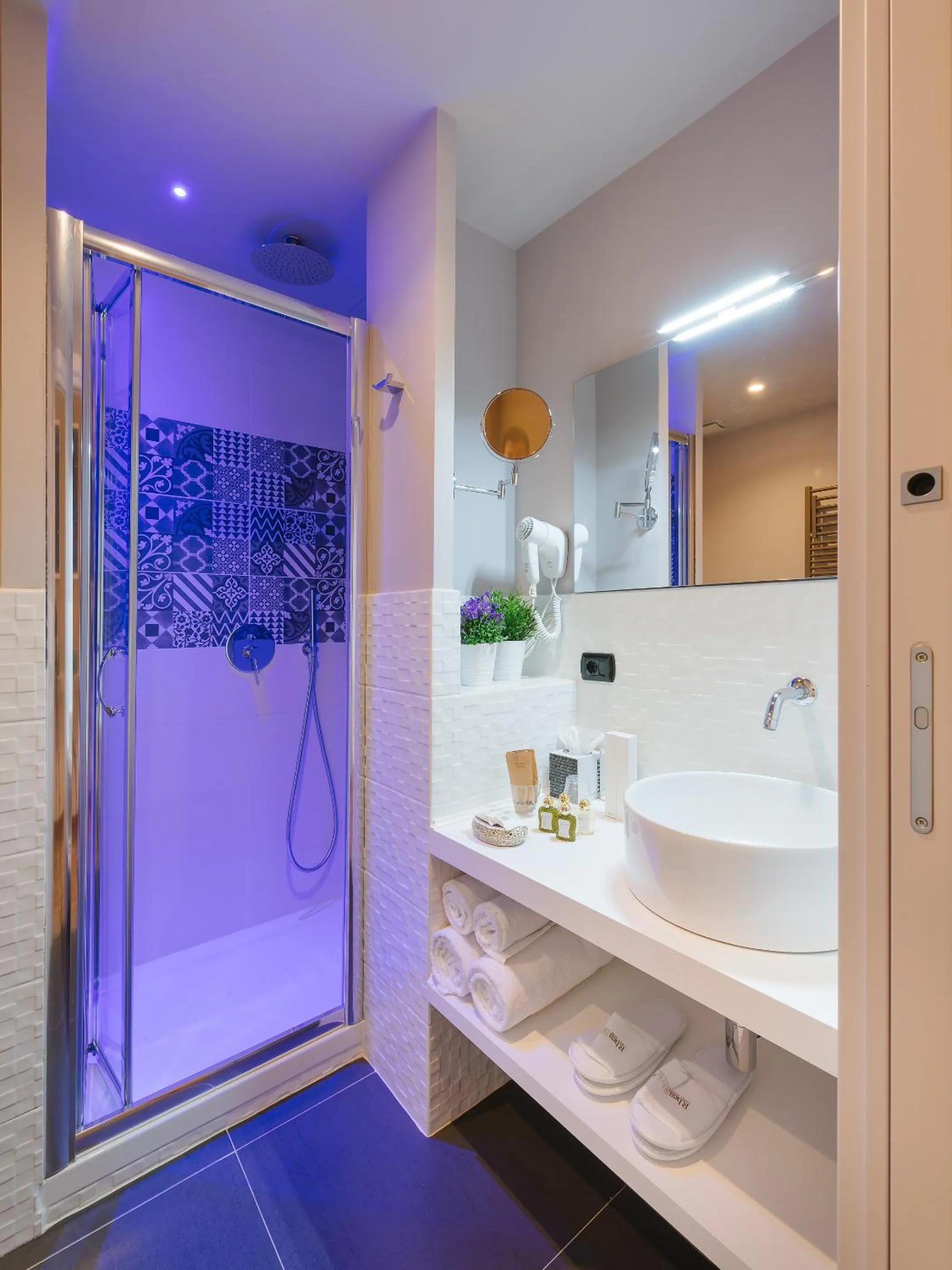 Shower in Etruska luxury Trastevere Guesthouse