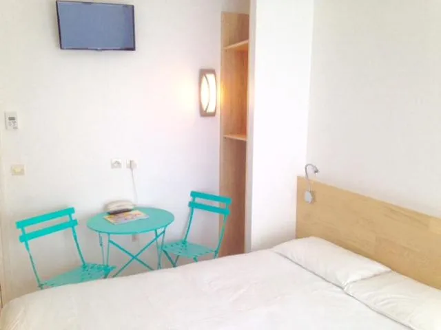 Photo of the whole room in Hôtel Opéra Dieppe