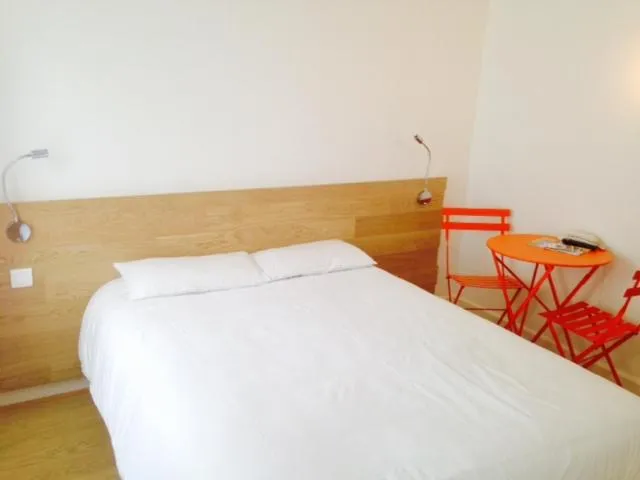 Bed in Hôtel Opéra Dieppe