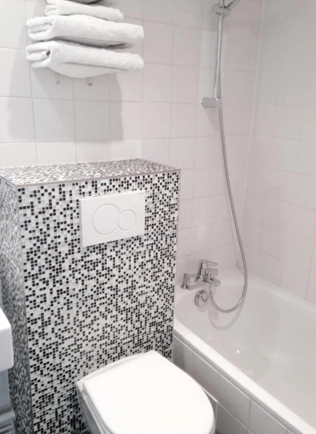 Toilet in Hôtel Opéra Dieppe