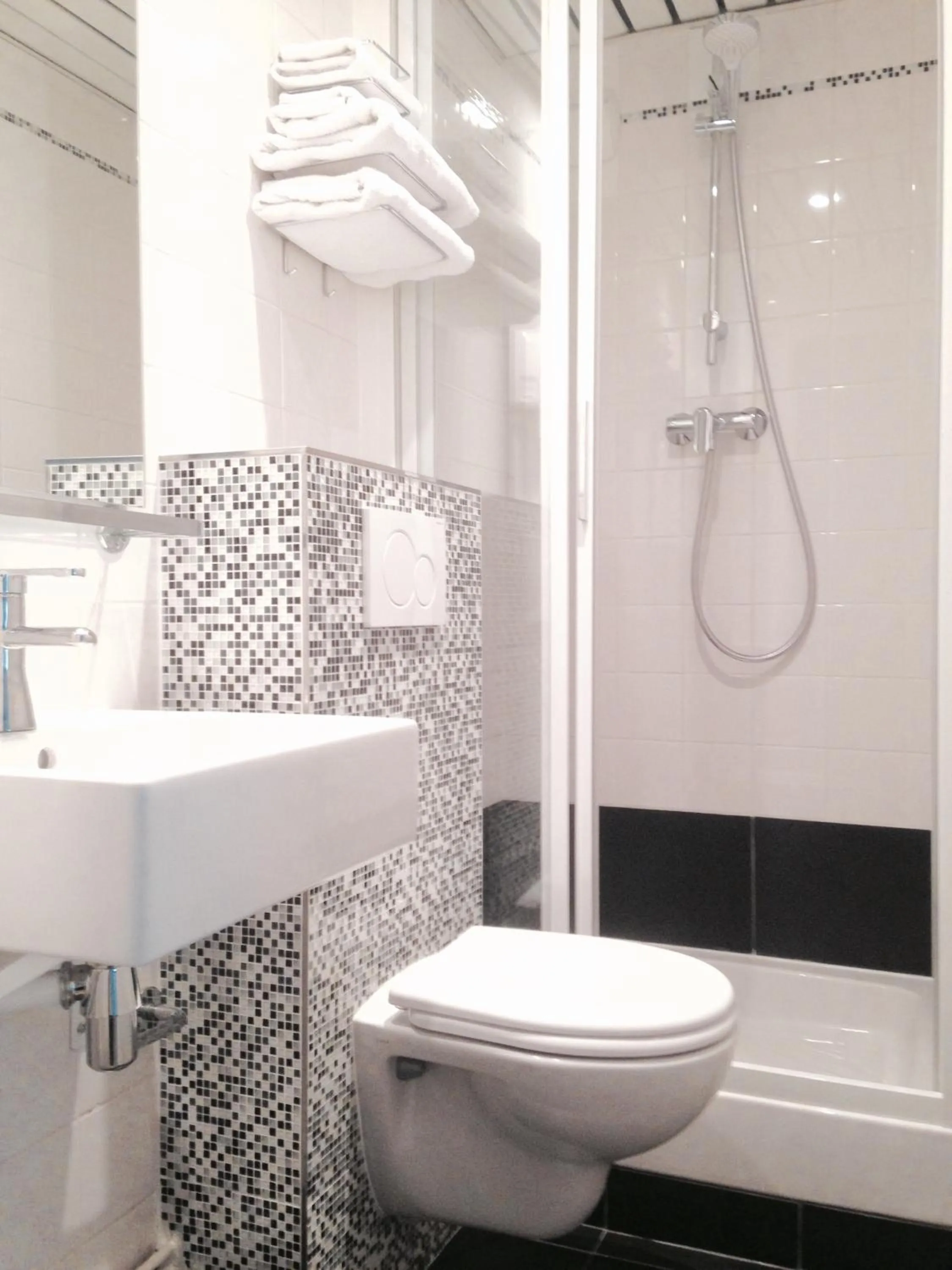 Bathroom in Hôtel Opéra Dieppe