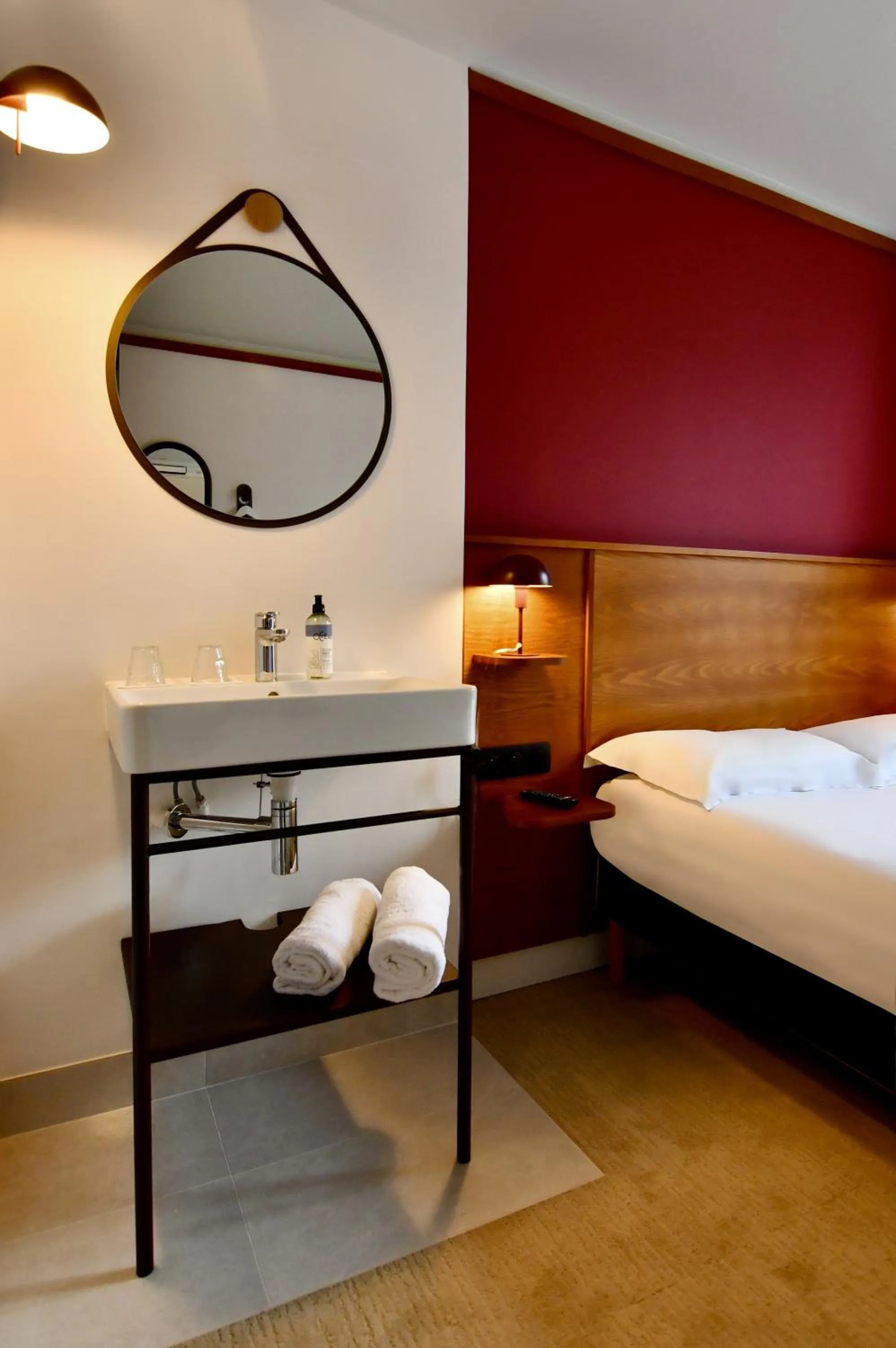 Bathroom, Bed in Agate Hôtel