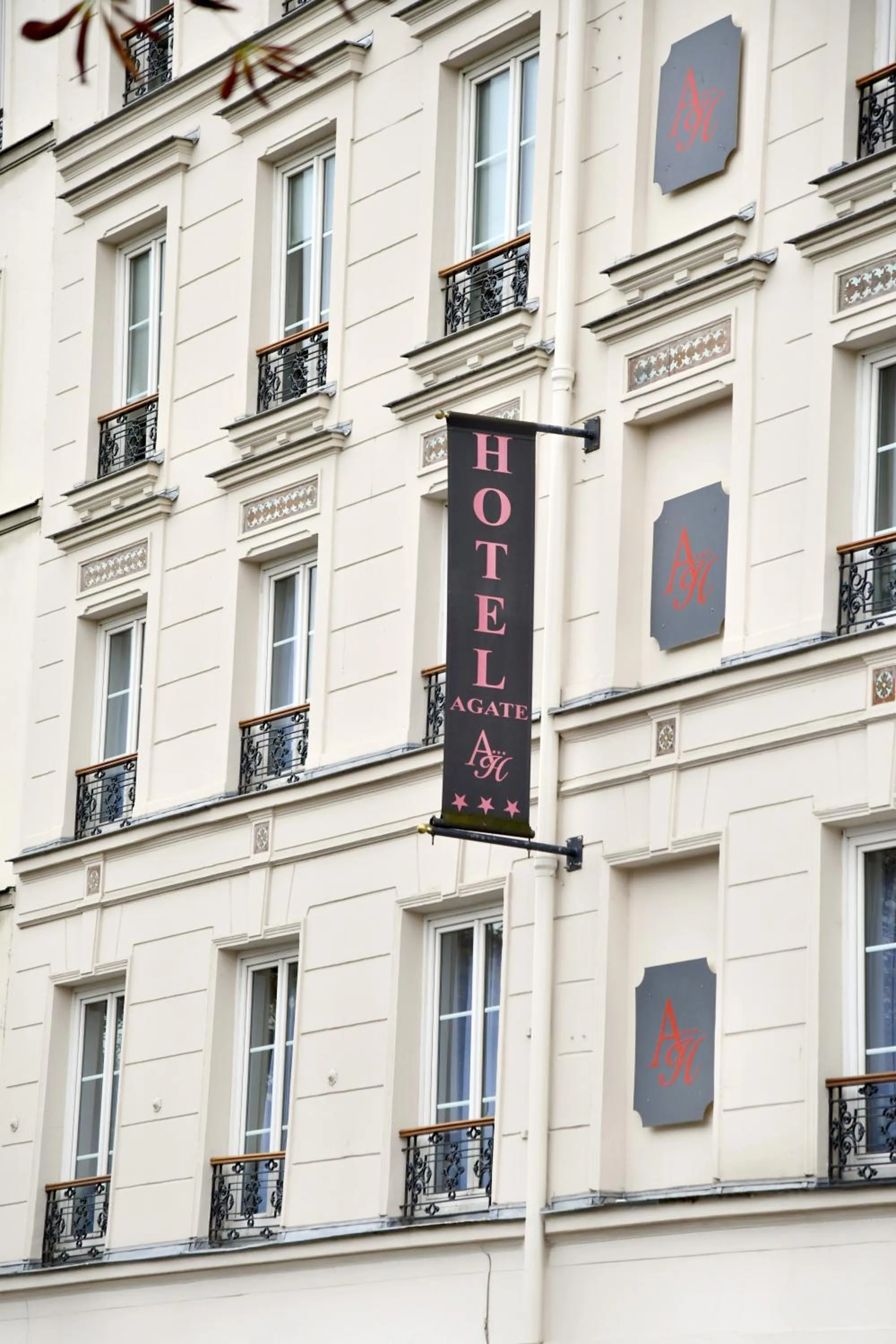 Property building in Agate Hôtel