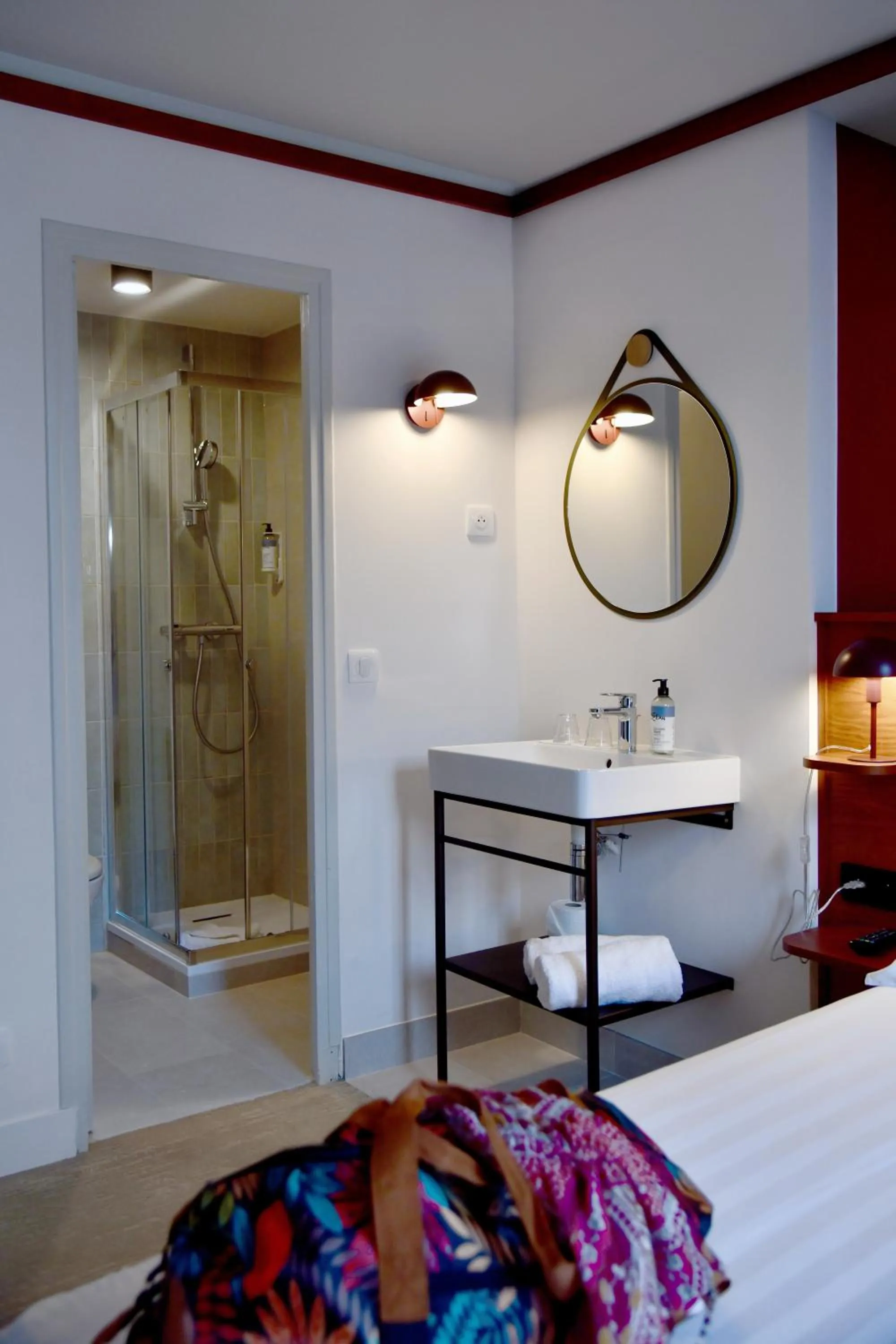 Bathroom, Bed in Agate Hôtel