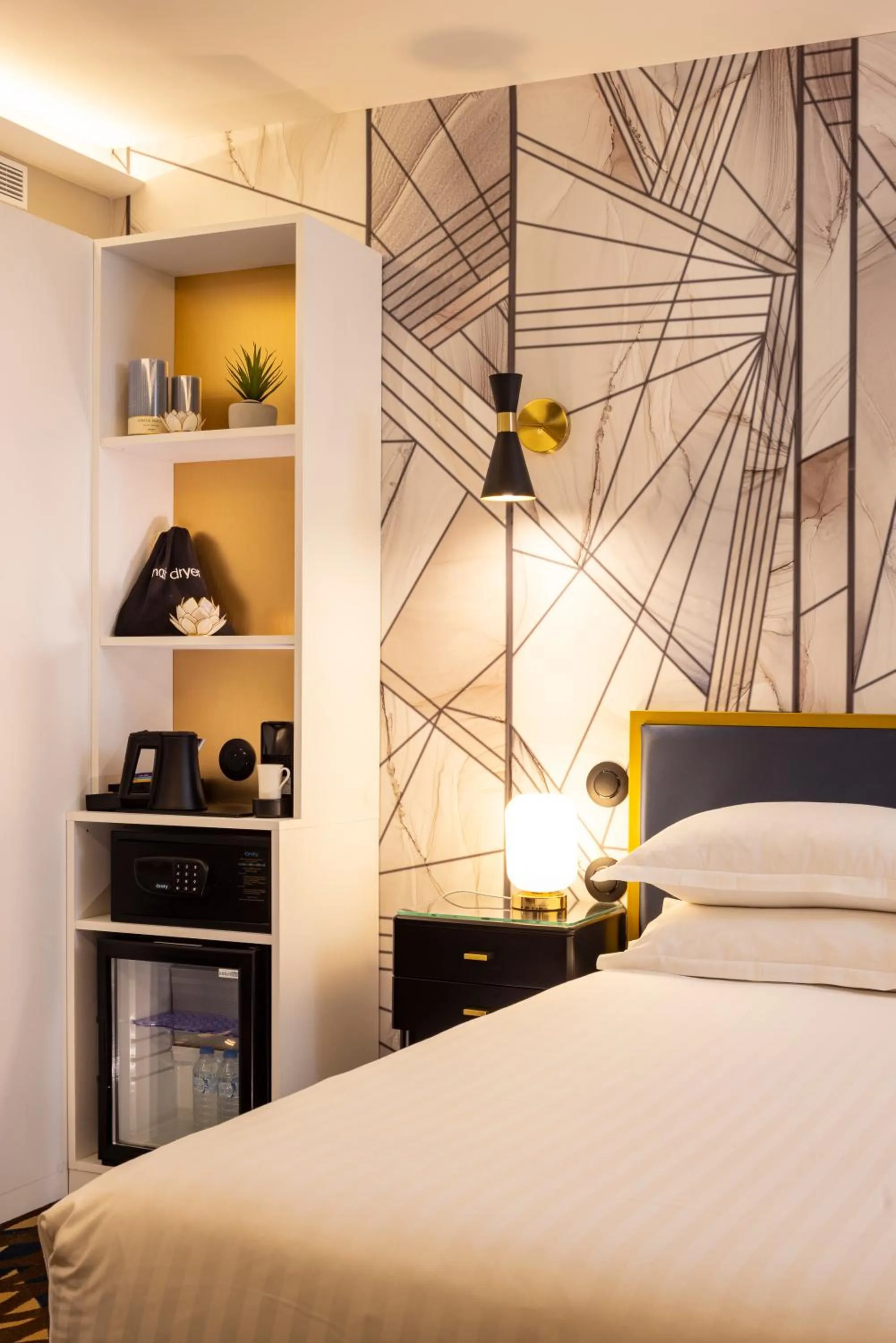 Bedroom, Bed in Hôtel Mondial