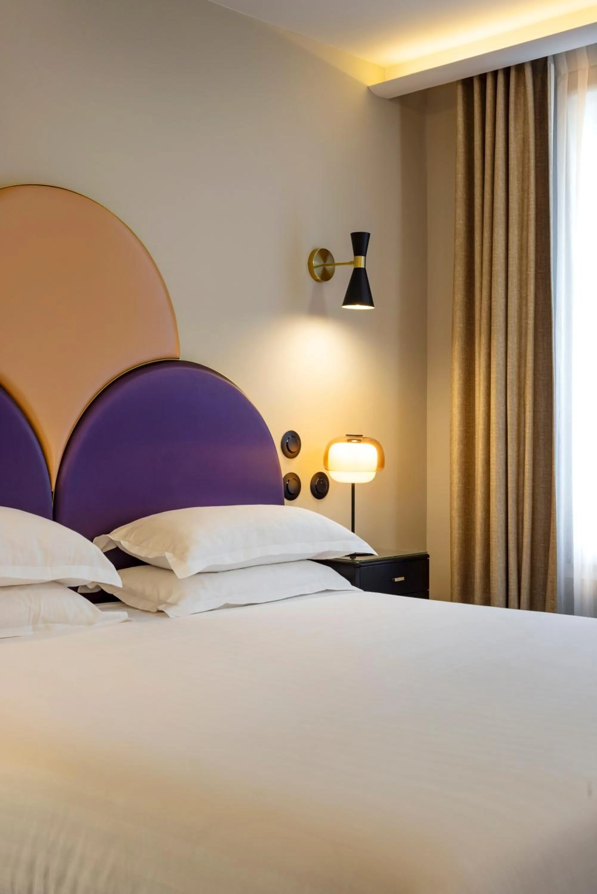 Bedroom, Bed in Hôtel Mondial