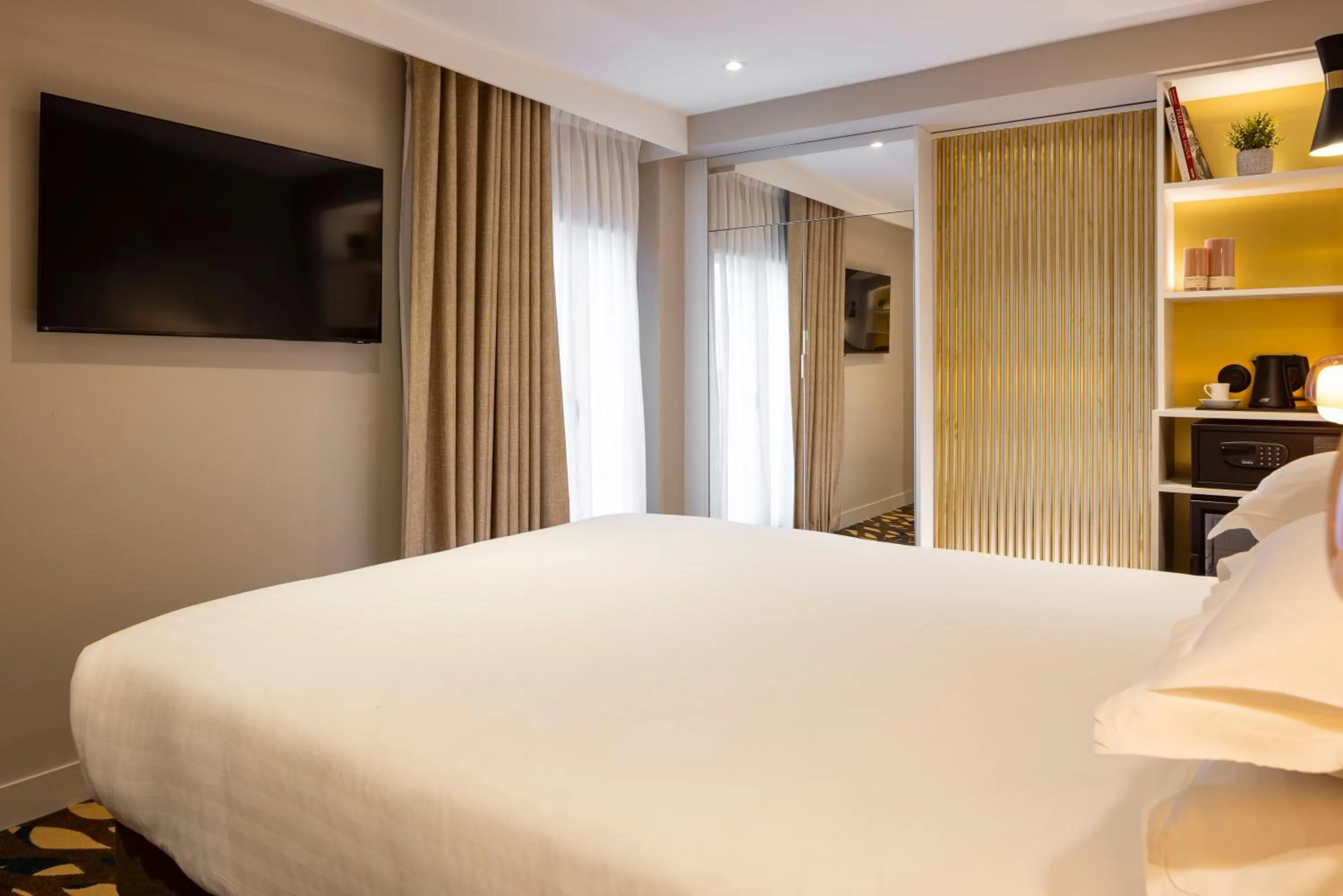 Bed in Hôtel Mondial