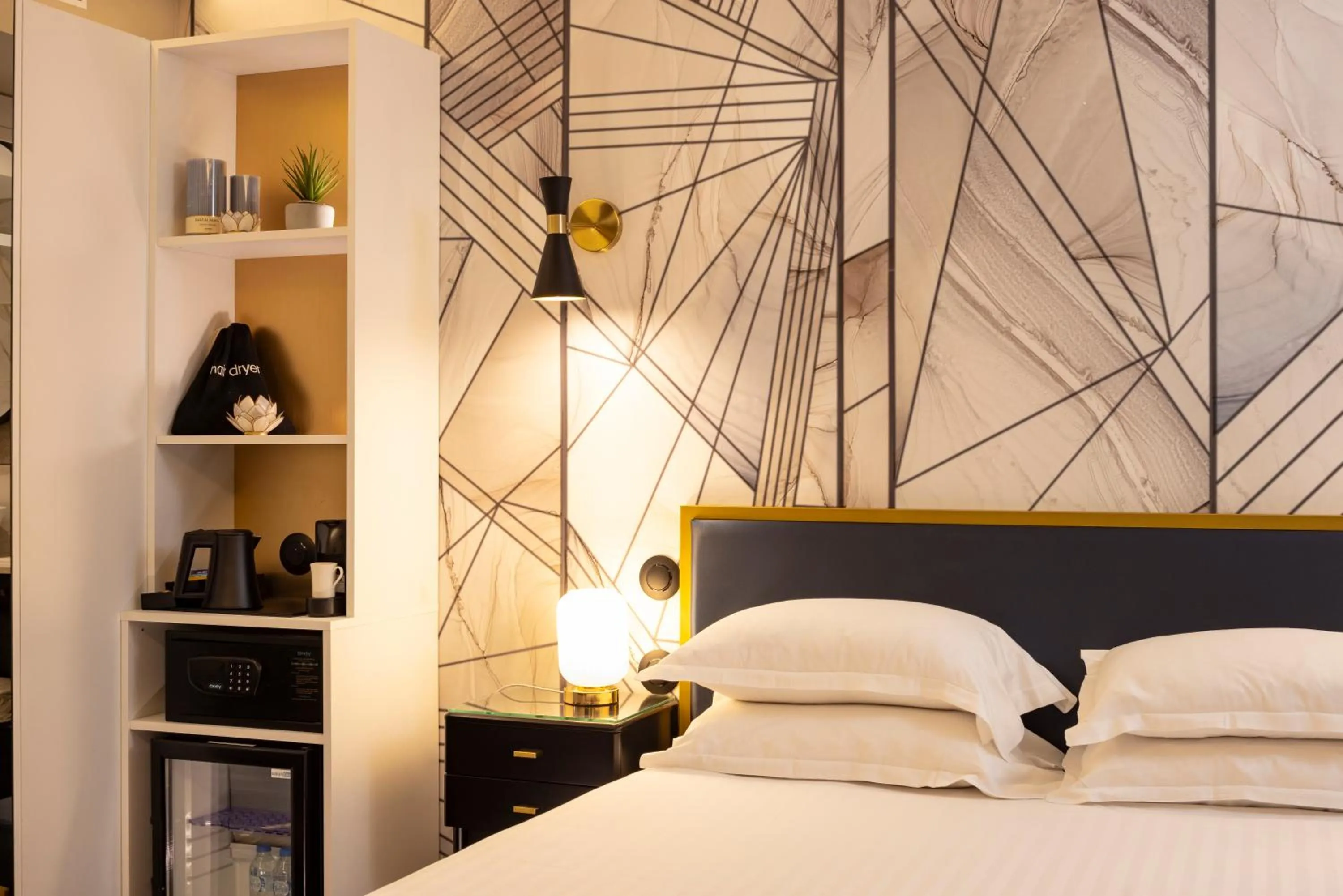 Bed in Hôtel Mondial