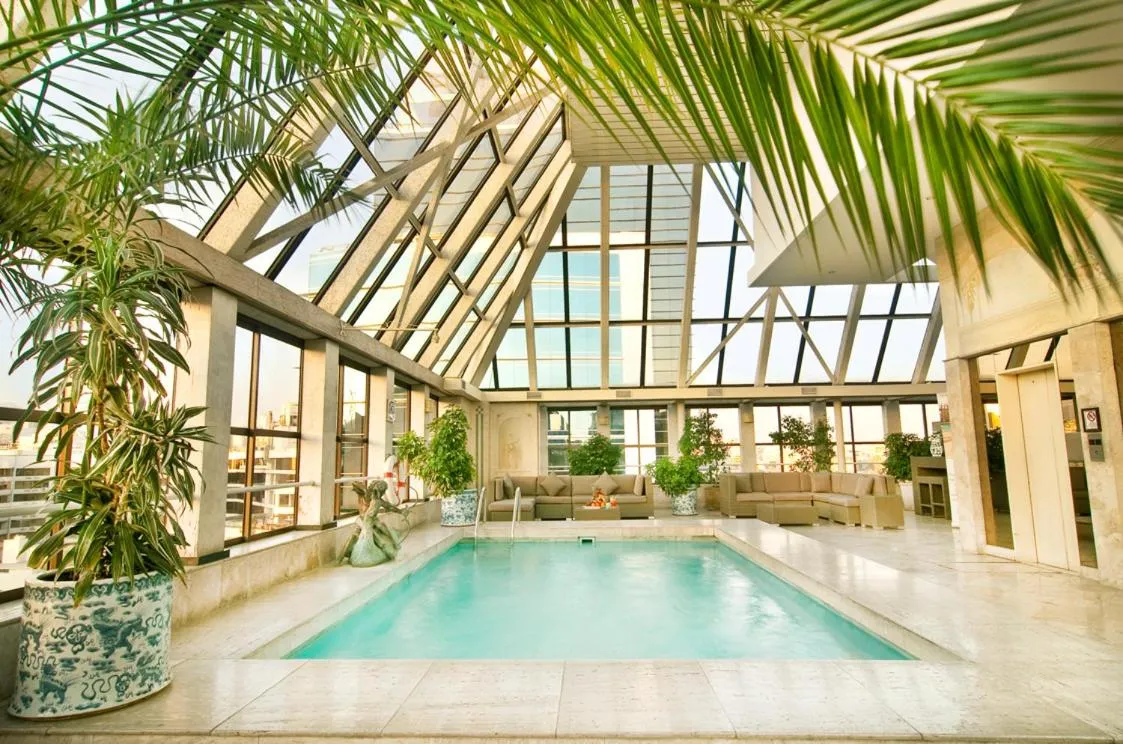 Swimming pool in Park Plaza Santiago