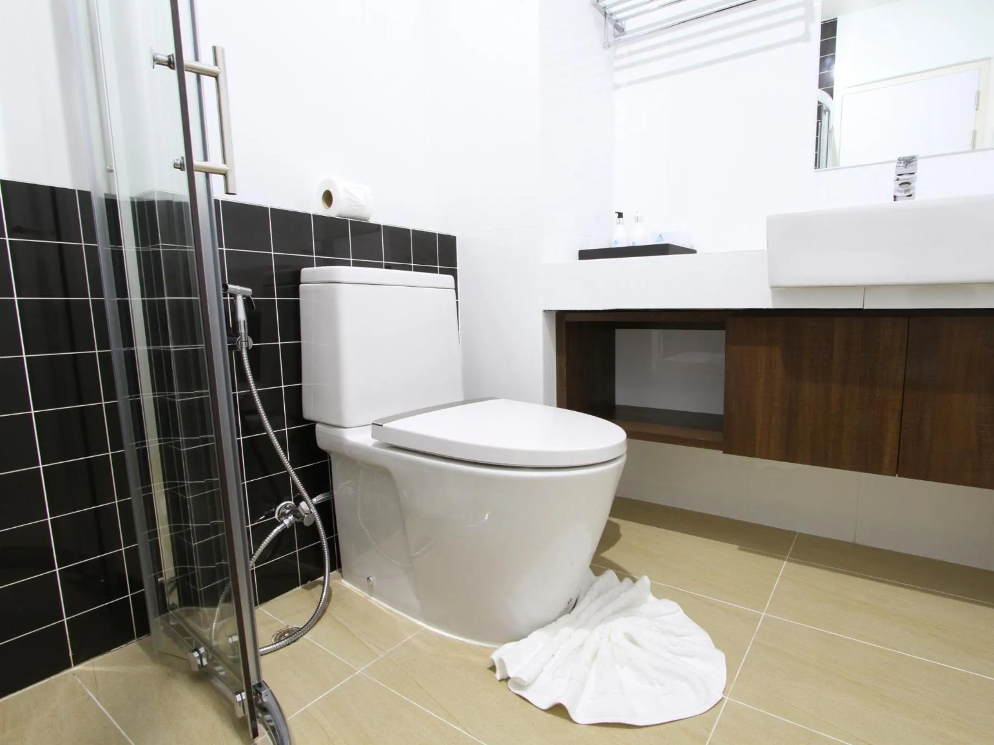 Bathroom in Anna-Nava Pakkret Hotel