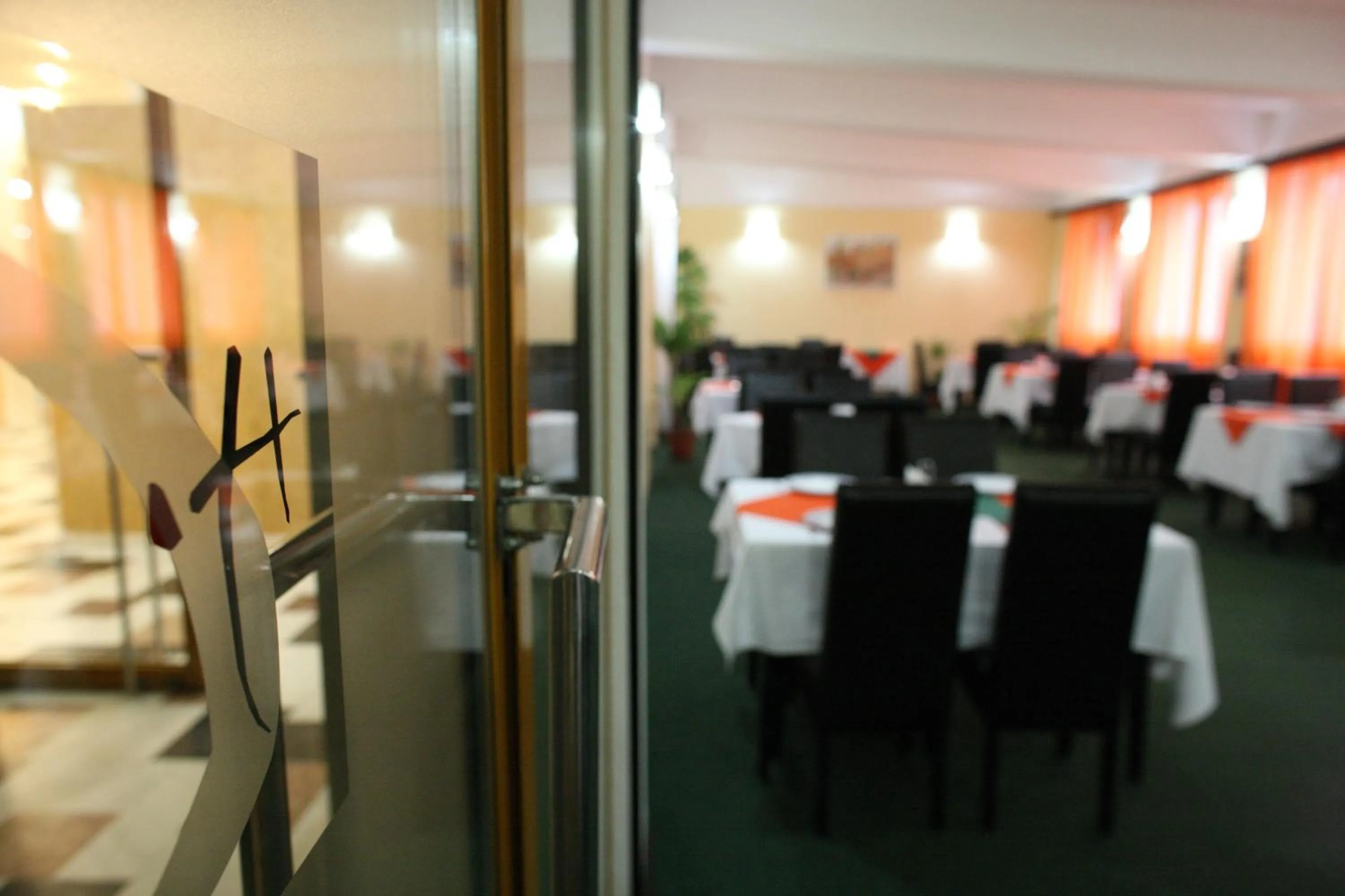 Restaurant/places to eat in Hotel Central