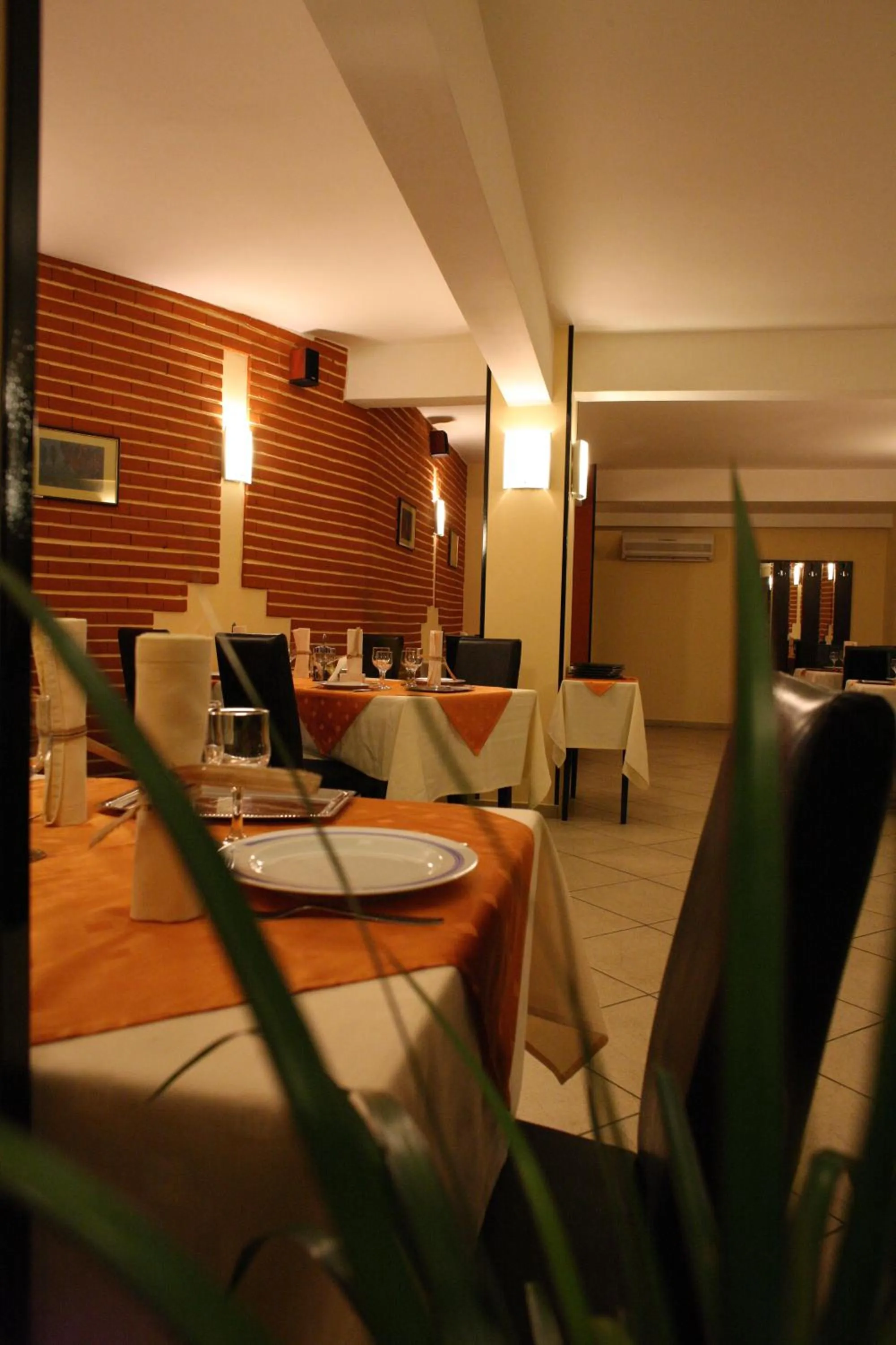 Restaurant/places to eat in Hotel Central