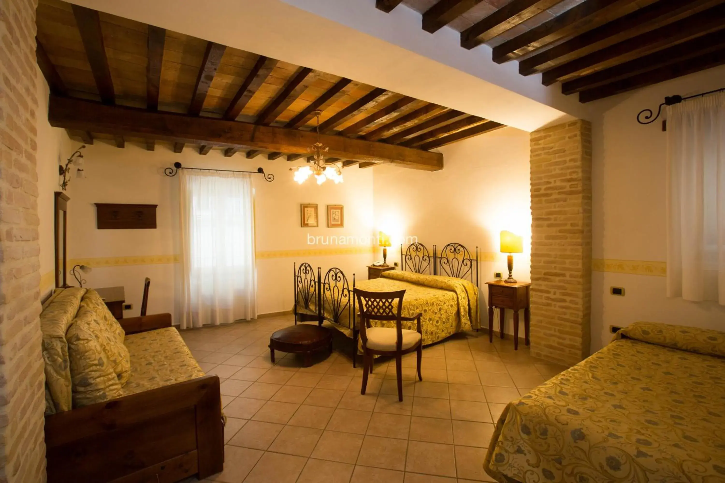 Quadruple Room in Hotel Palazzo Brunamonti Quadruple Room in Hotel Palazzo Brunamonti