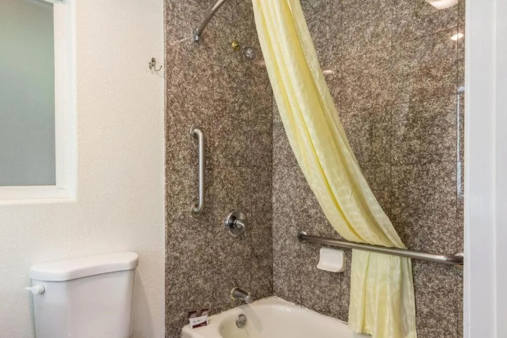 Shower in Carmel Hill Lodge