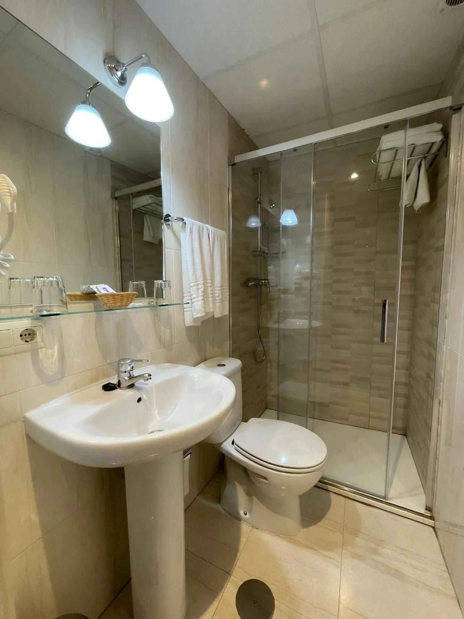 Toilet in Hotel Castilla