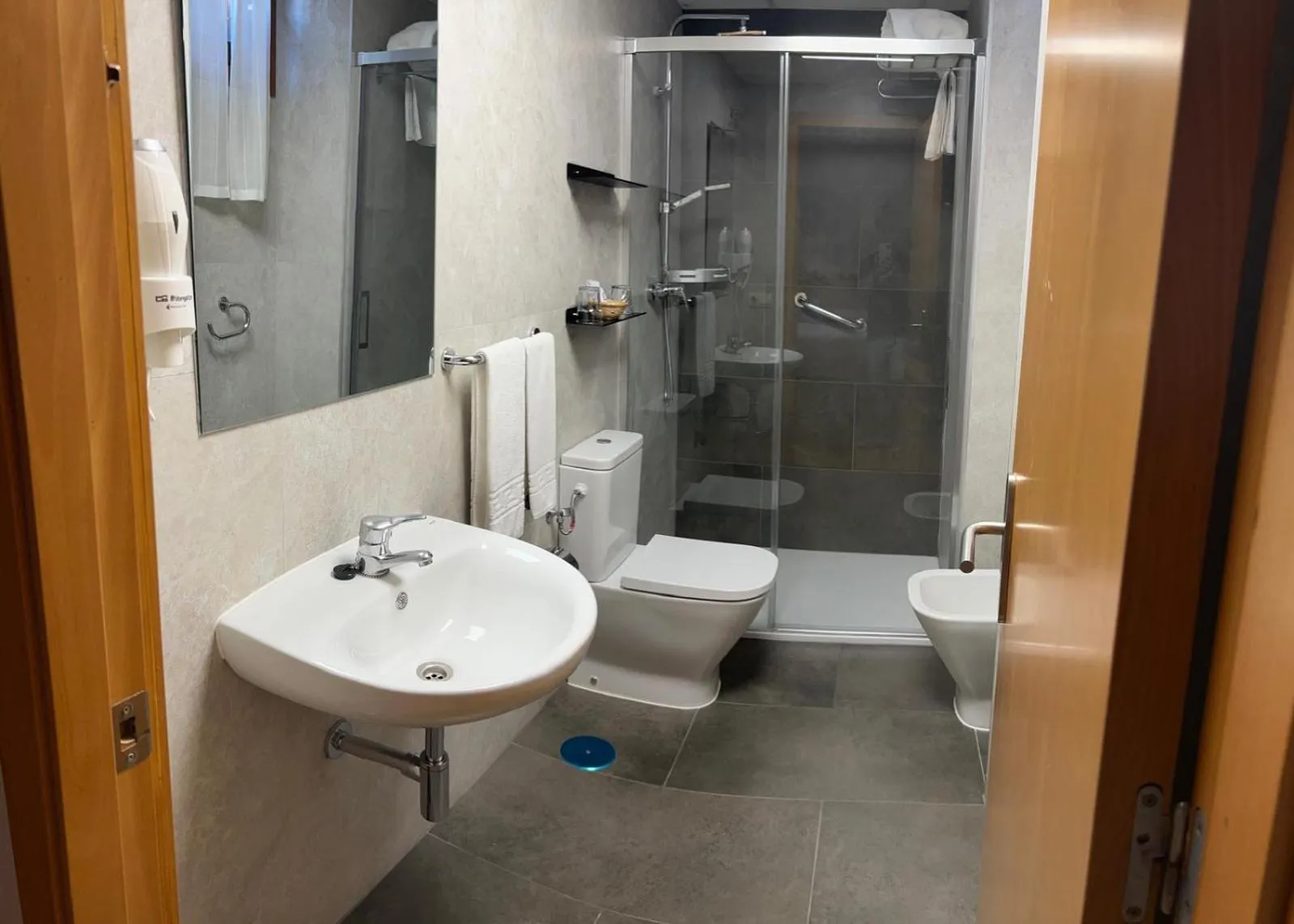 Toilet in Hotel Castilla