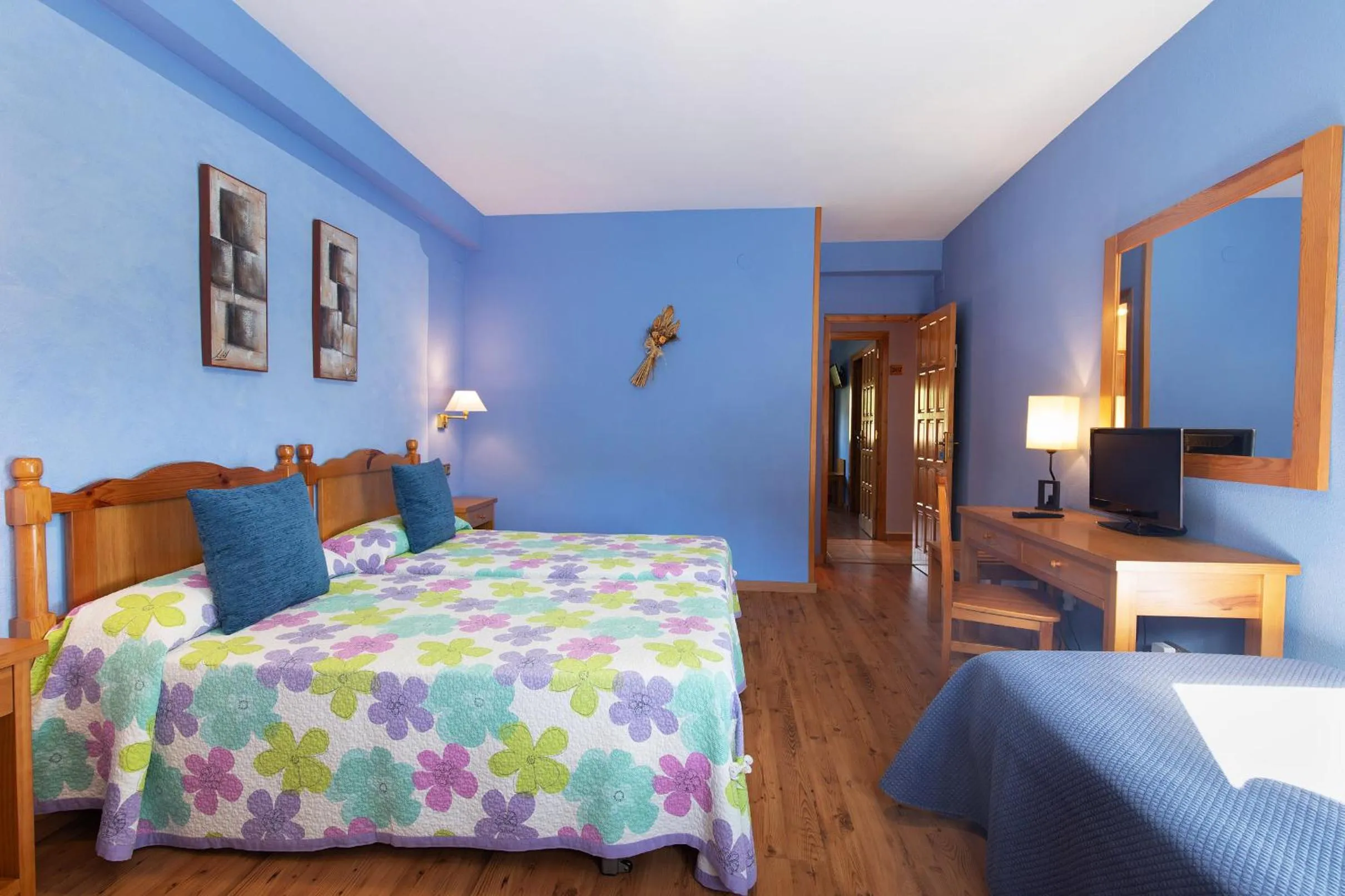 Photo of the whole room, Bed in Hotel Cinca