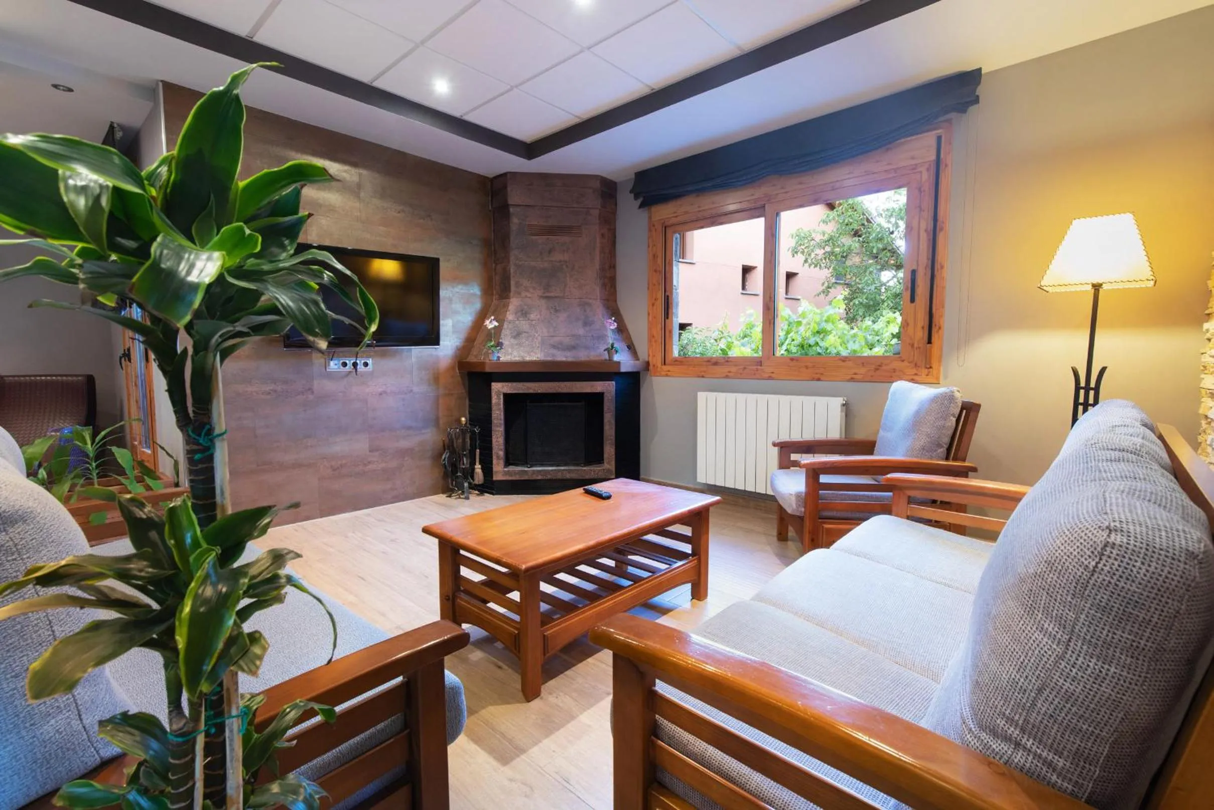 Communal lounge/ TV room in Hotel Cinca