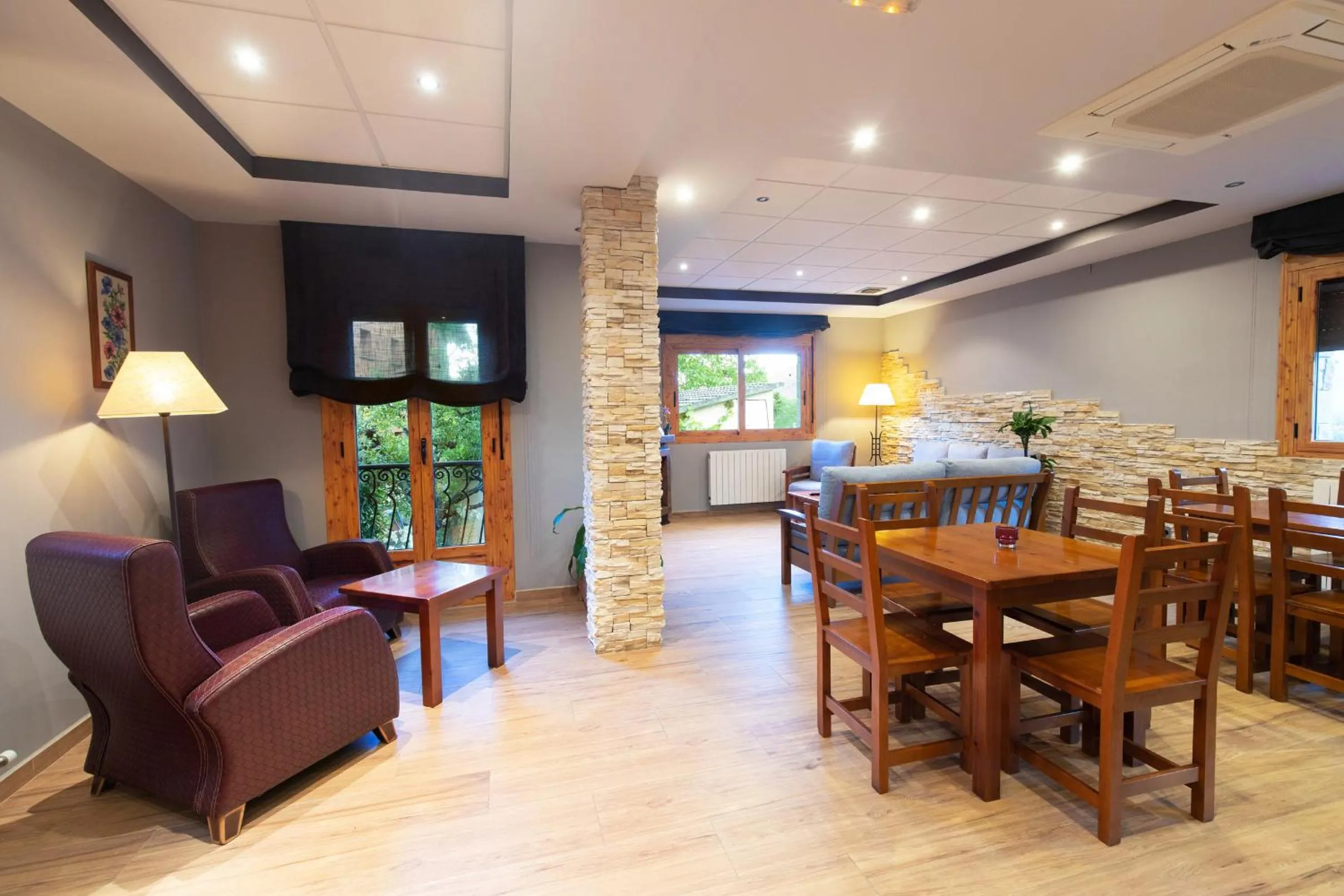 Communal lounge/ TV room in Hotel Cinca