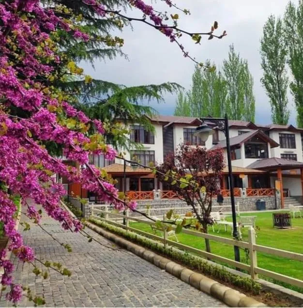 Garden in Fortune Resort Heevan, Srinagar - Member ITC Hotels' Group