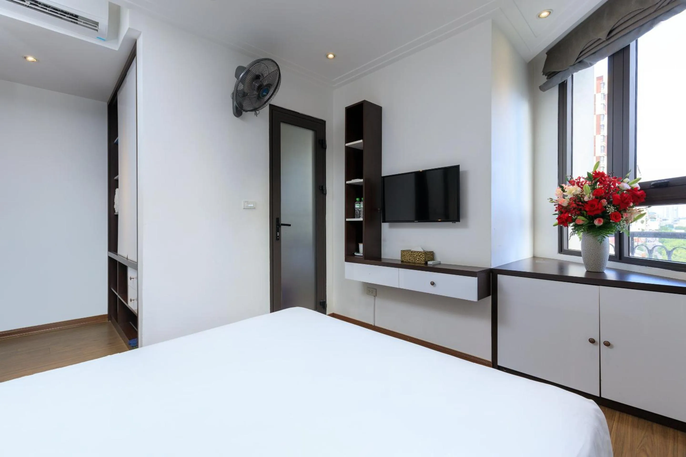 Photo of the whole room, Bed in Yolo Wa Hotel