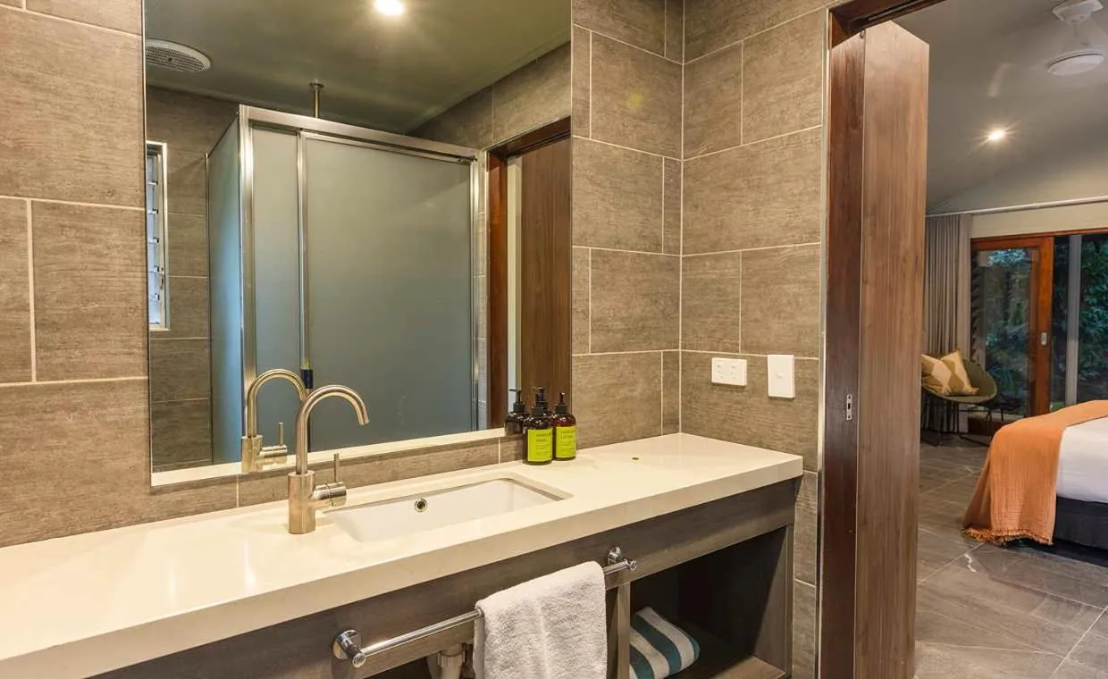 Bathroom, Bed in Daintree Ecolodge