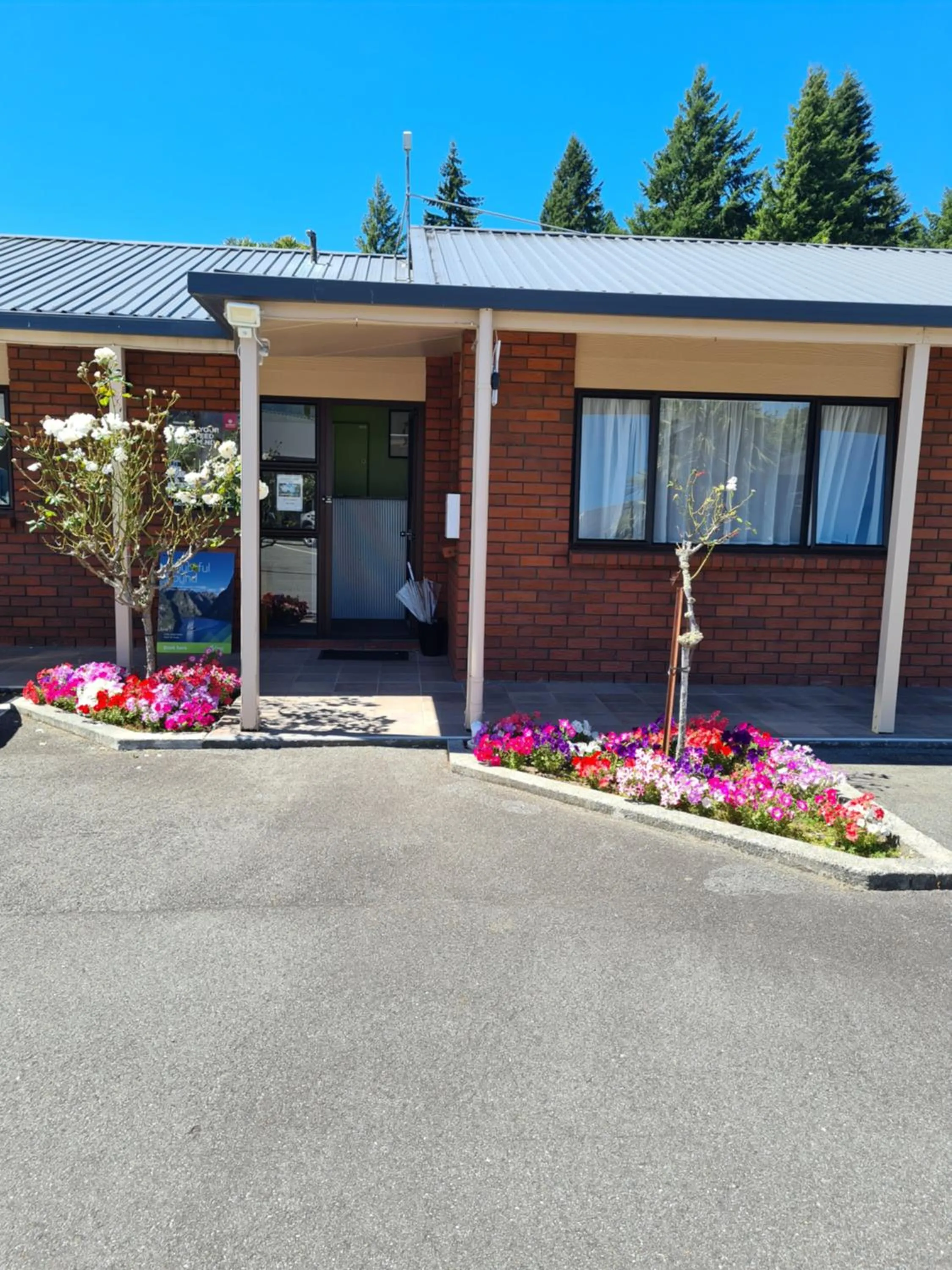 Facade/entrance in Arran Motel