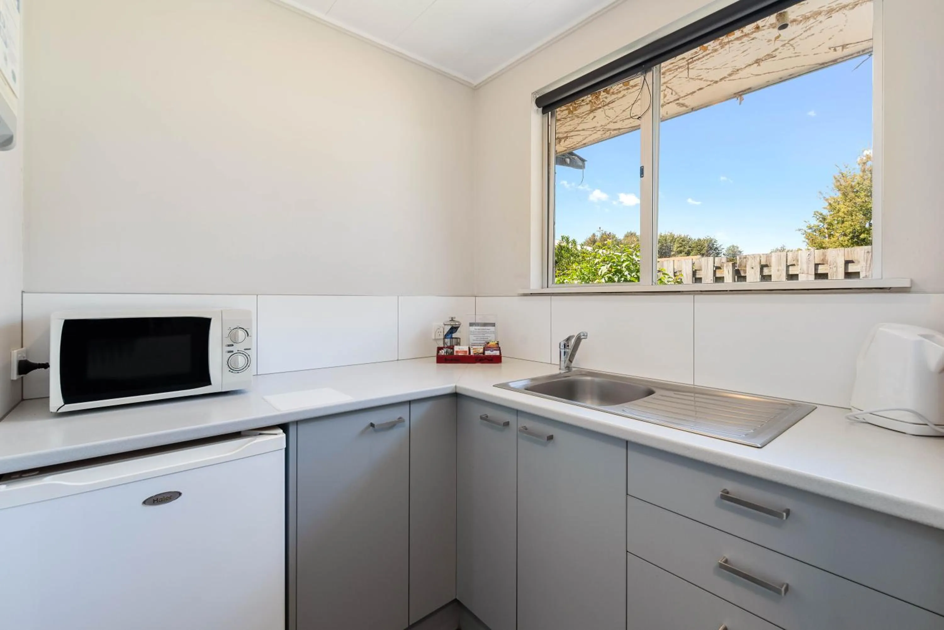 Kitchen or kitchenette in Alpine Motel