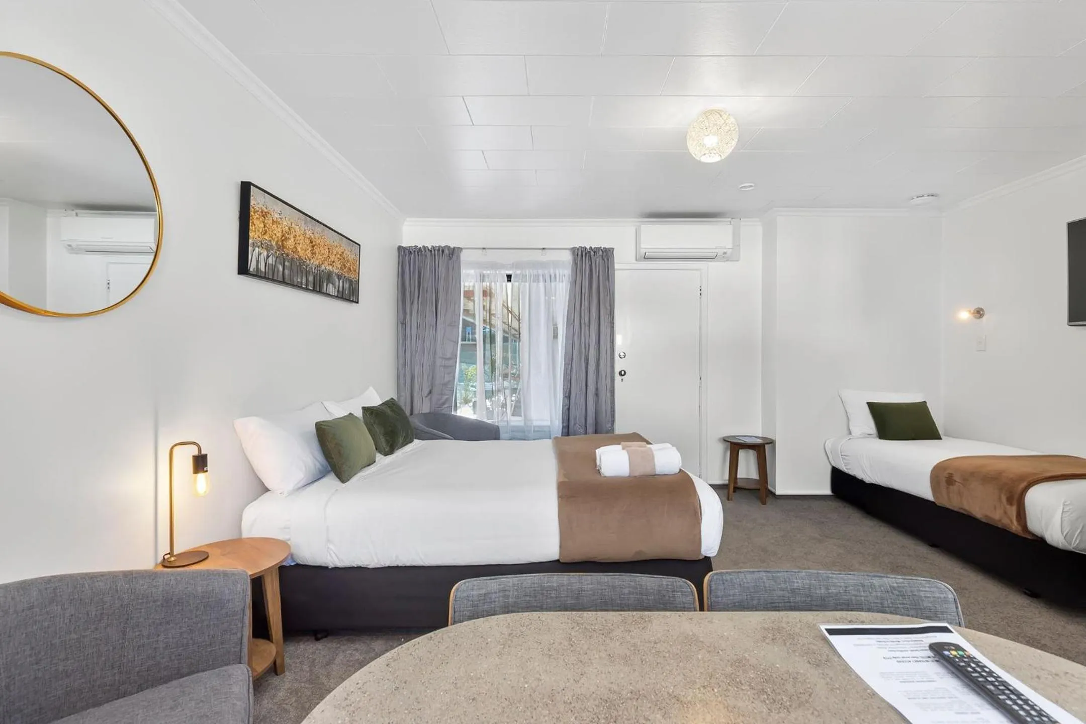 Photo of the whole room, Bed in Alpine Motel