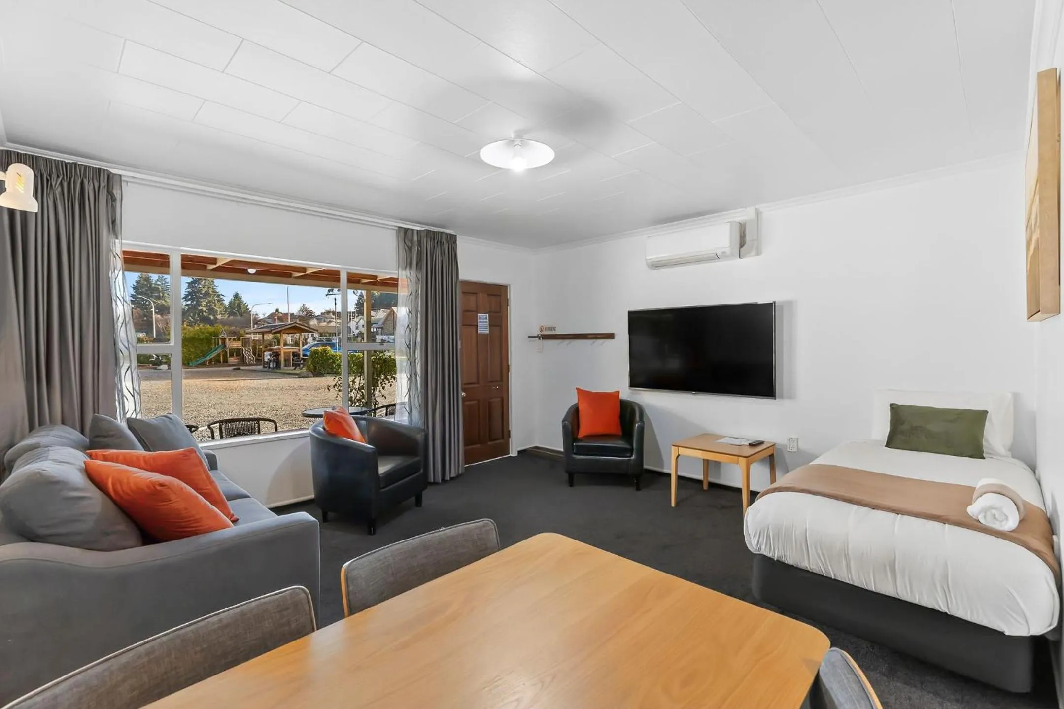 Communal lounge/ TV room, Bed in Alpine Motel