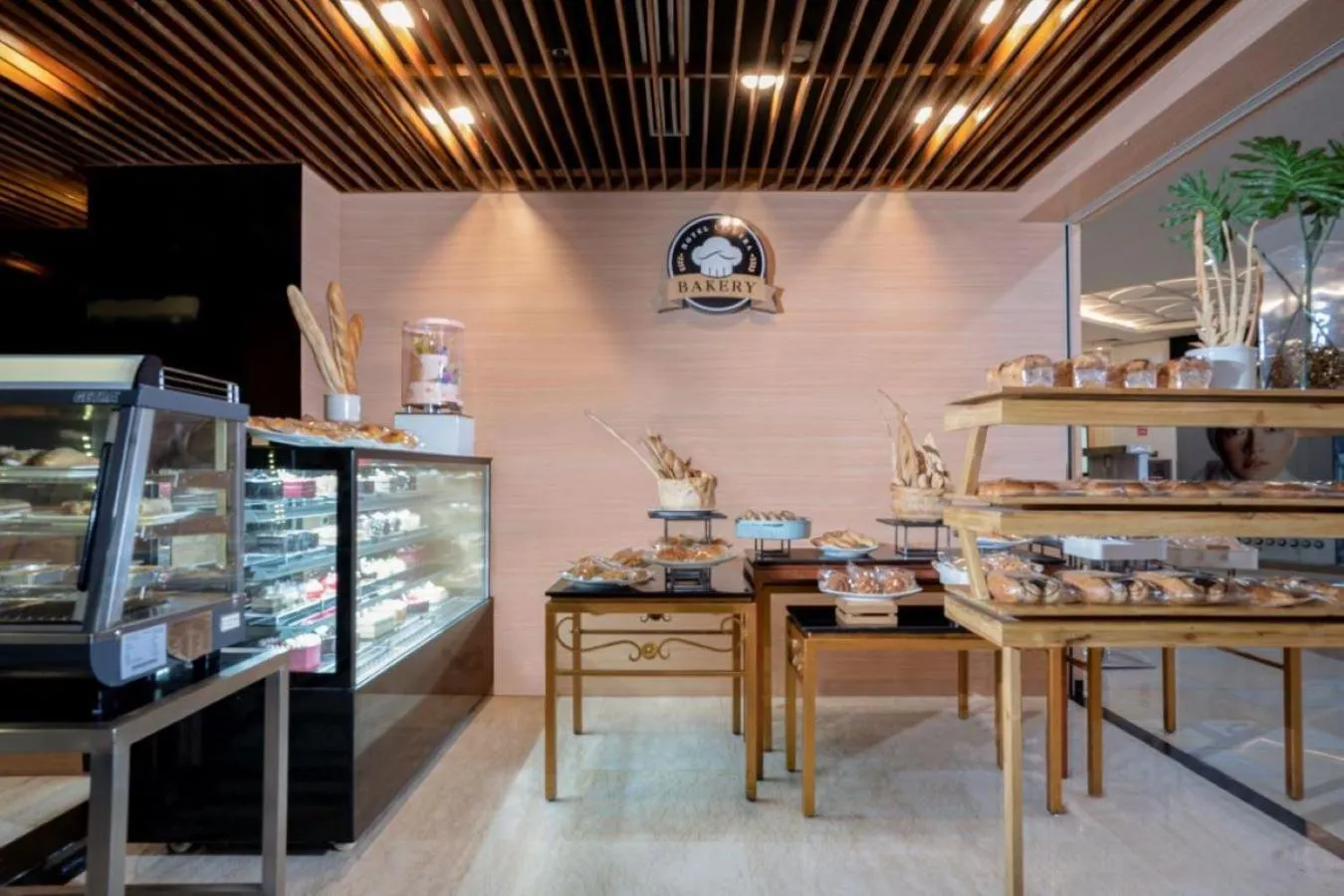 Lounge or bar in Hotel Ciputra Semarang managed by Swiss-Belhotel International