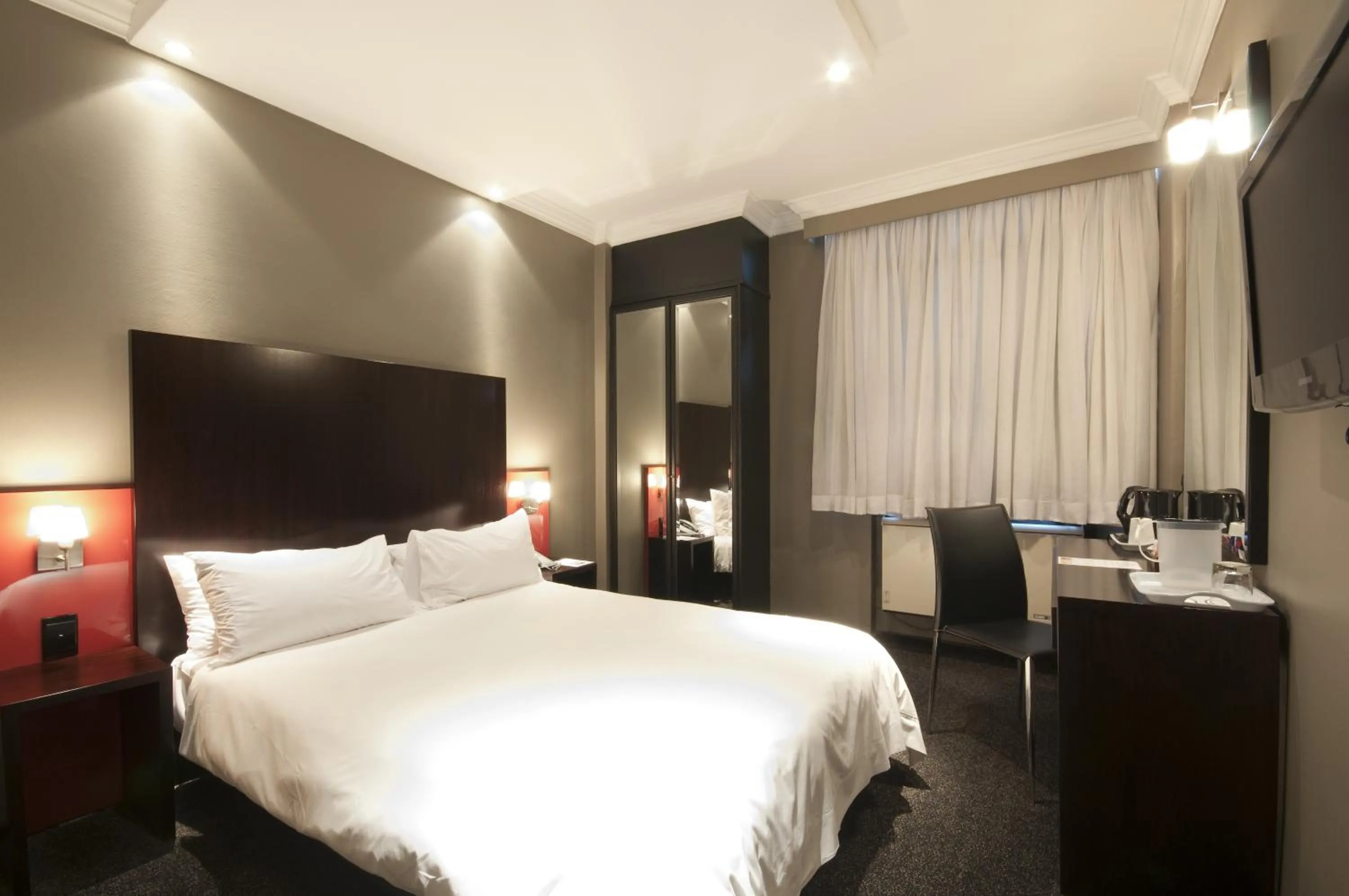 Shower, Bed in Manhattan Hotel