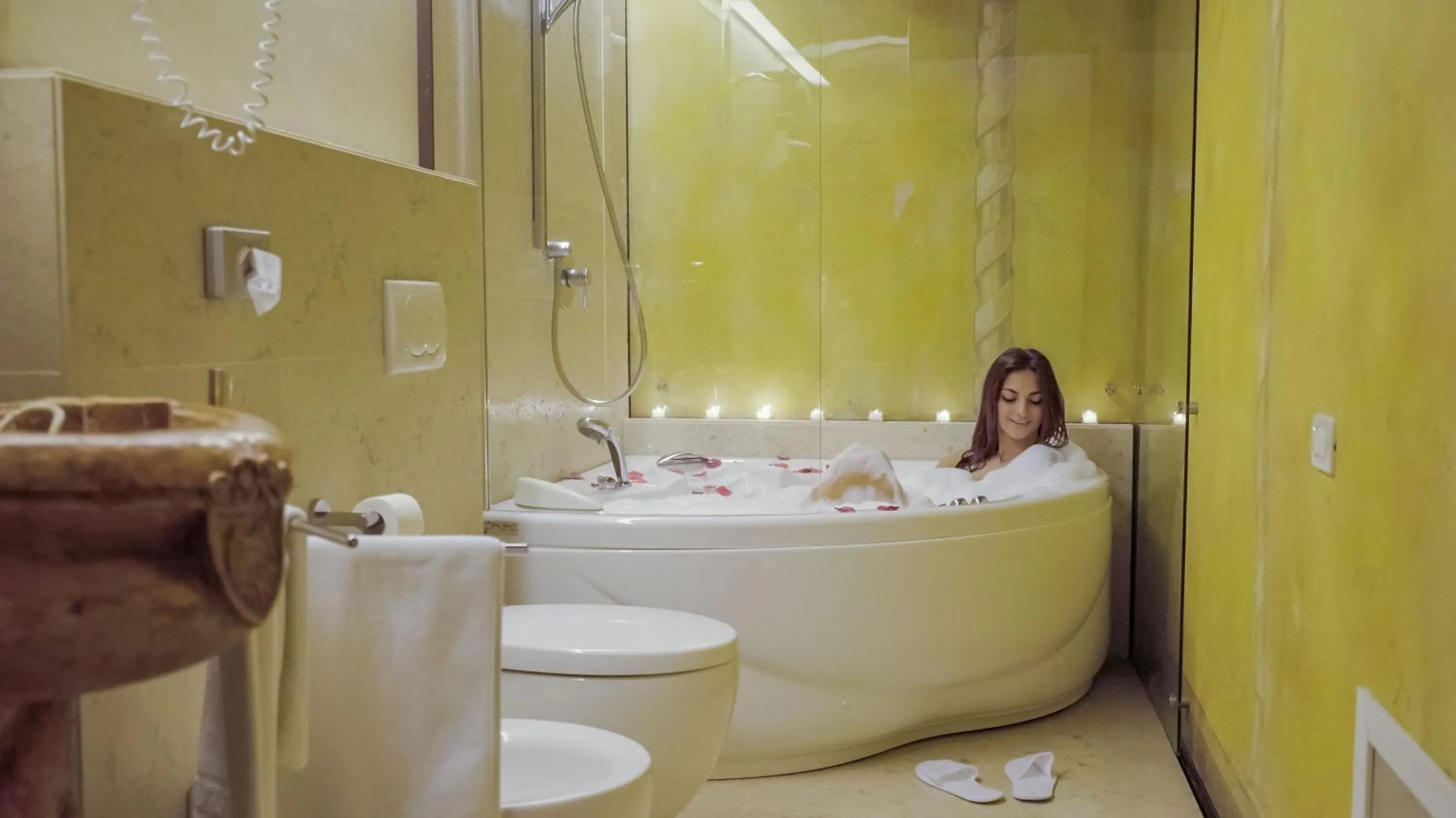 Hot Tub in Relais Castello Bevilacqua