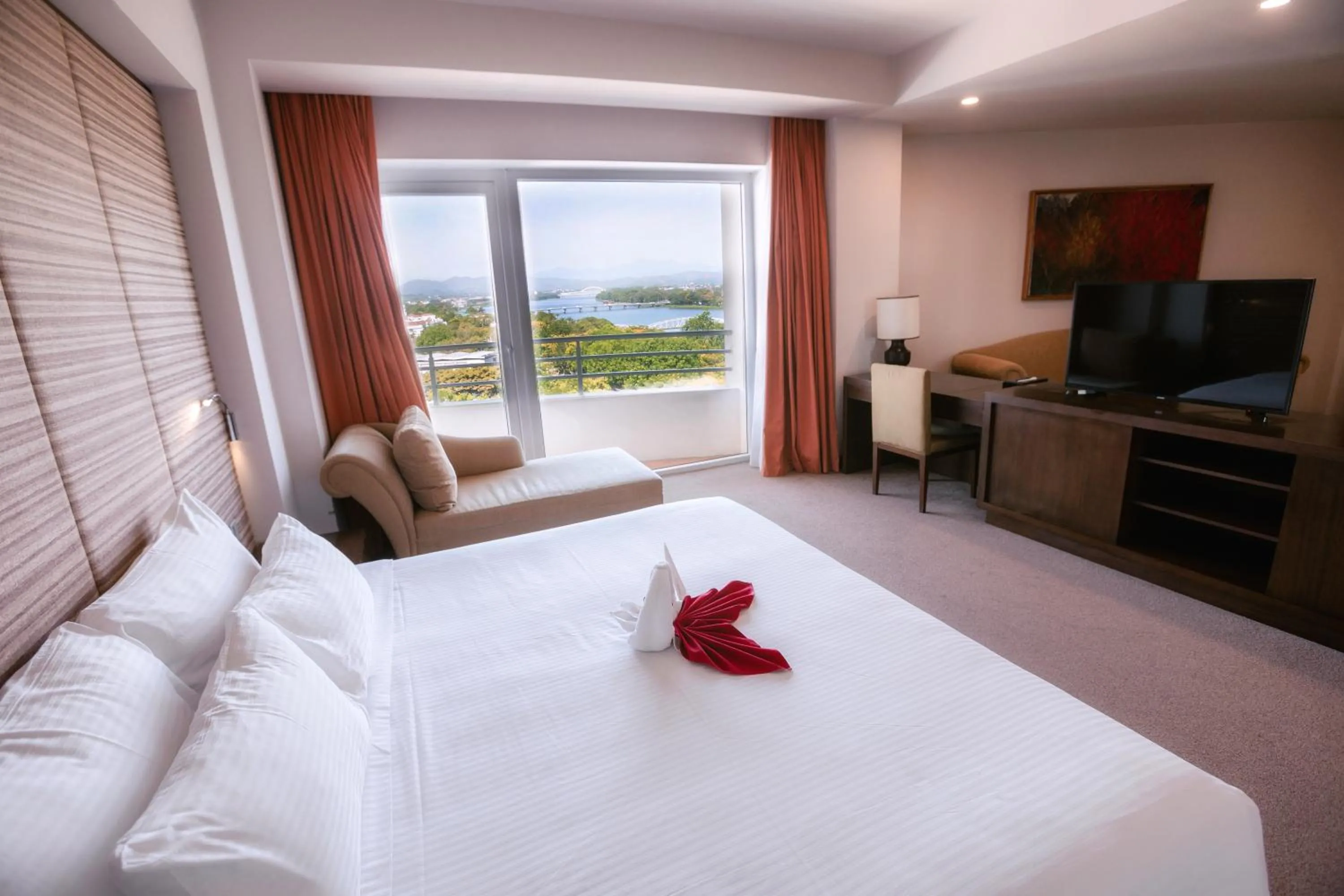 Bed in Muong Thanh Holiday Hue Hotel