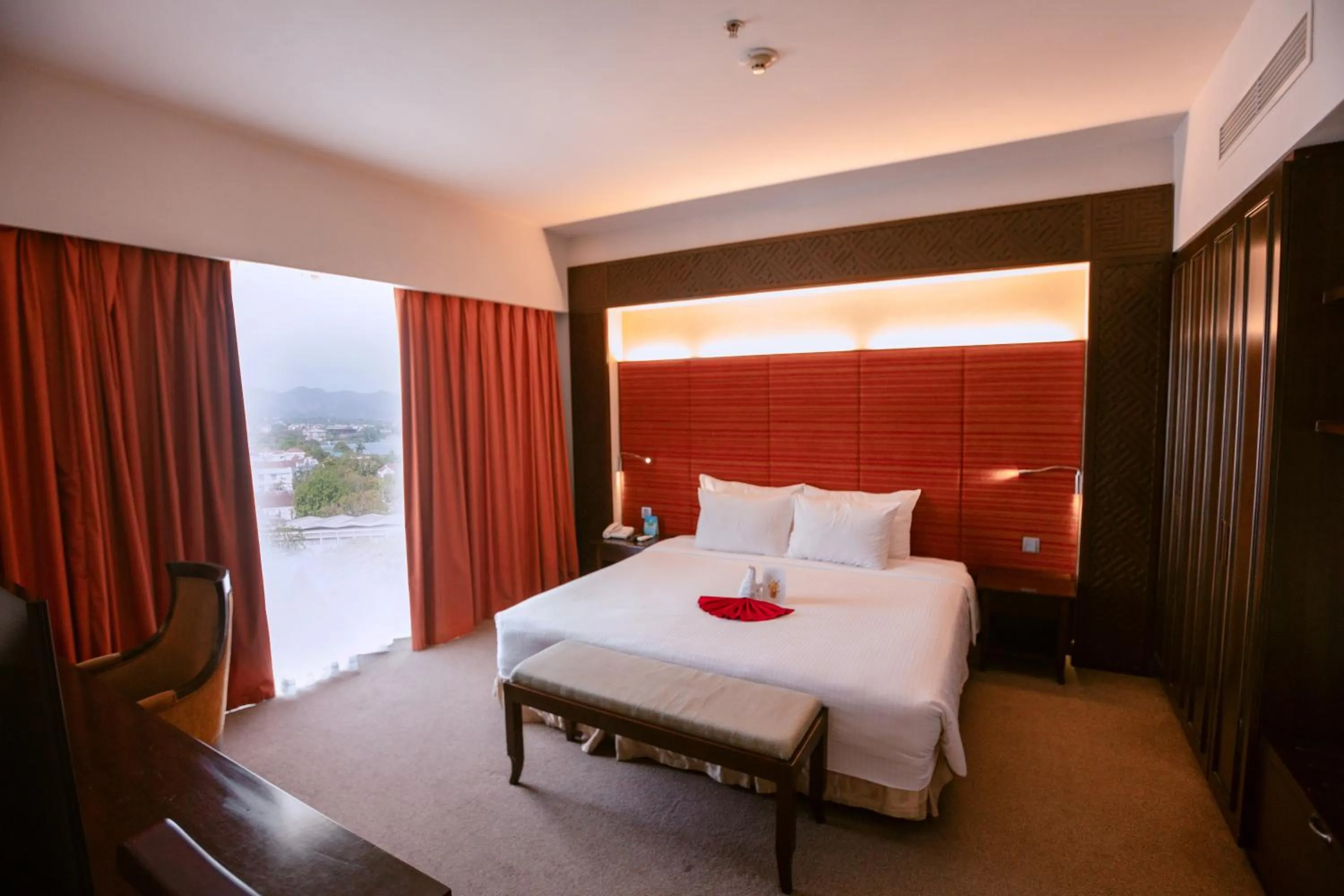 Bed in Muong Thanh Holiday Hue Hotel