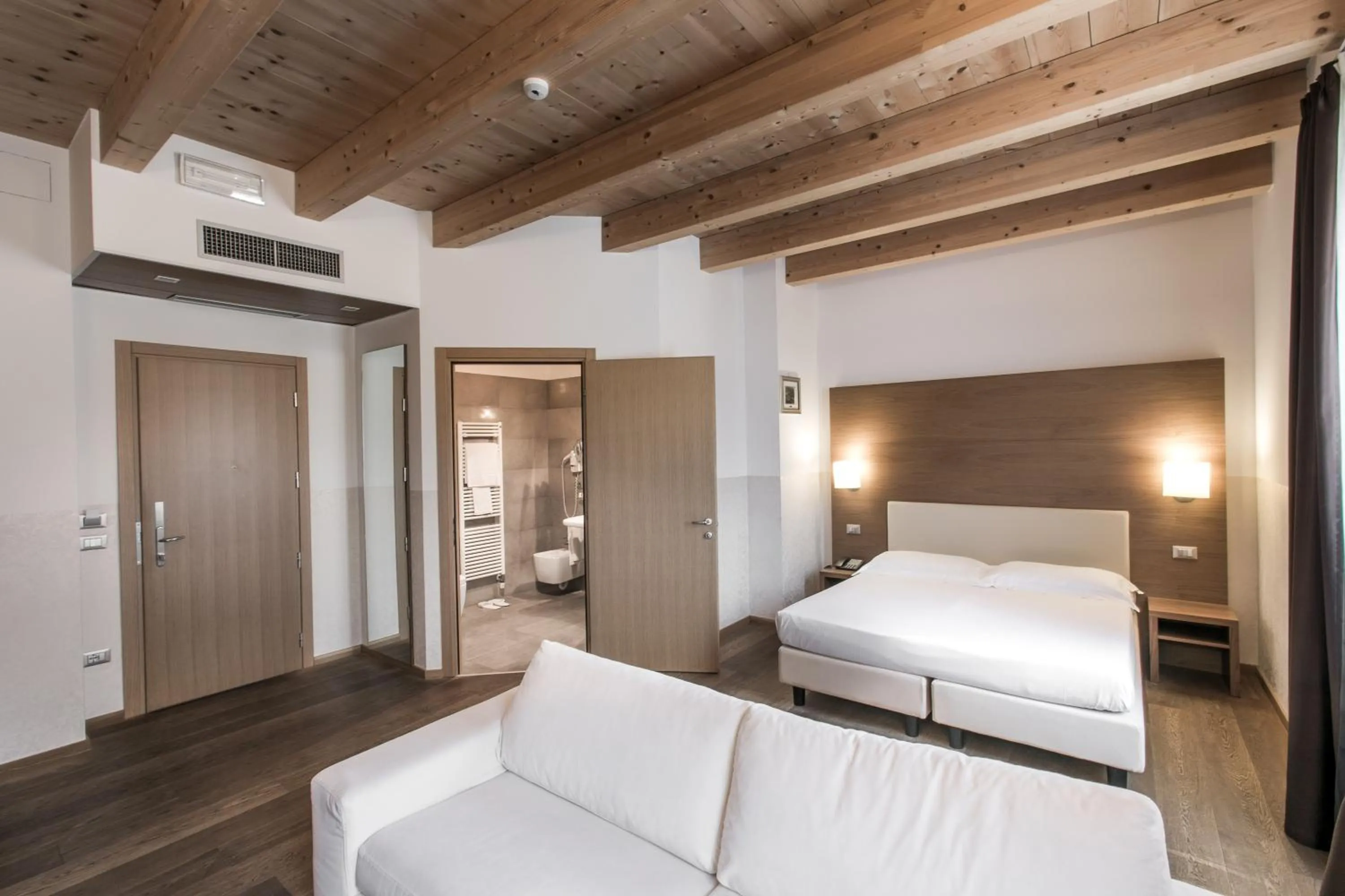 Seating area, Bed in Hotel Operà