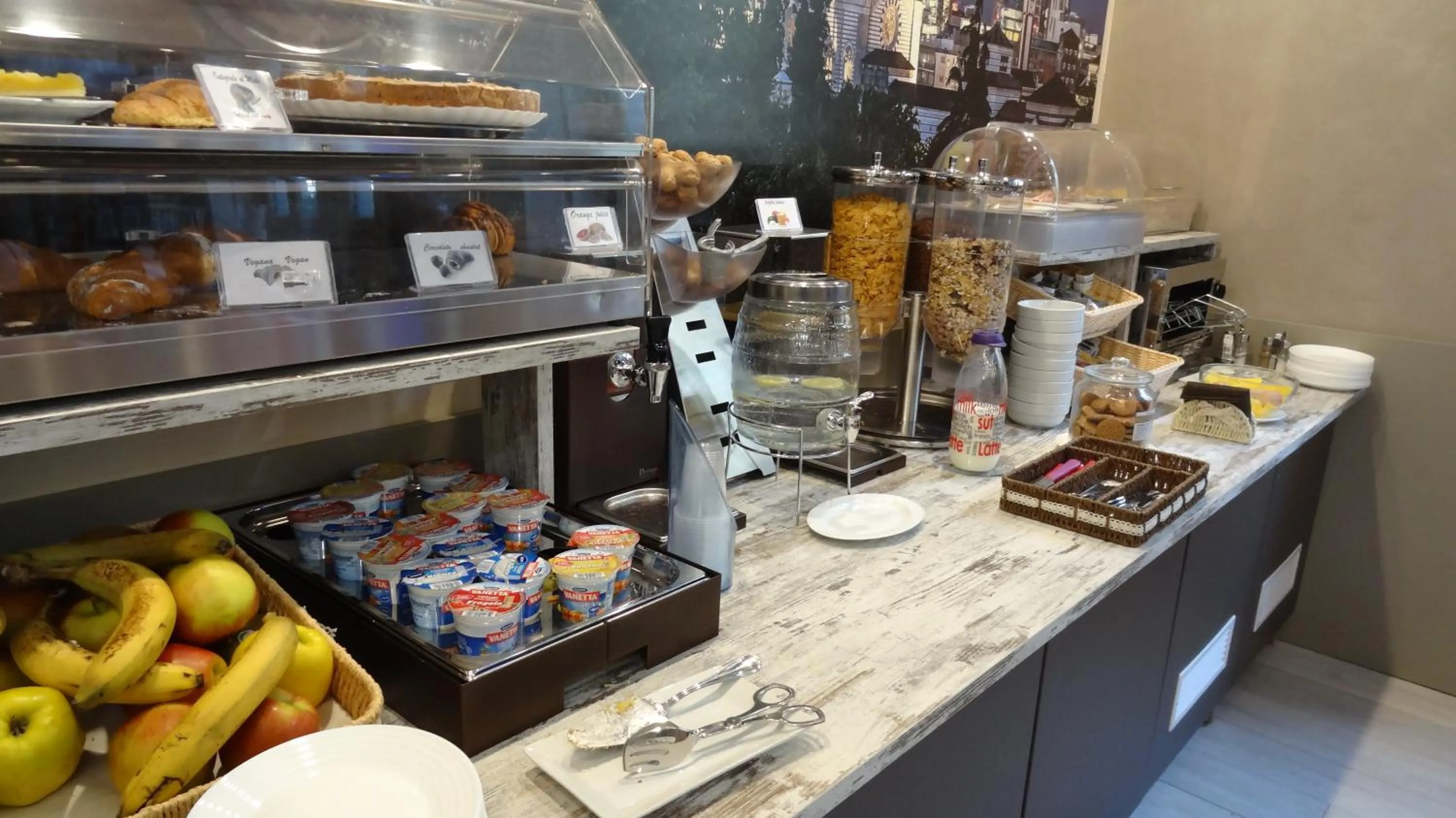 Buffet breakfast in Hotel Piacenza