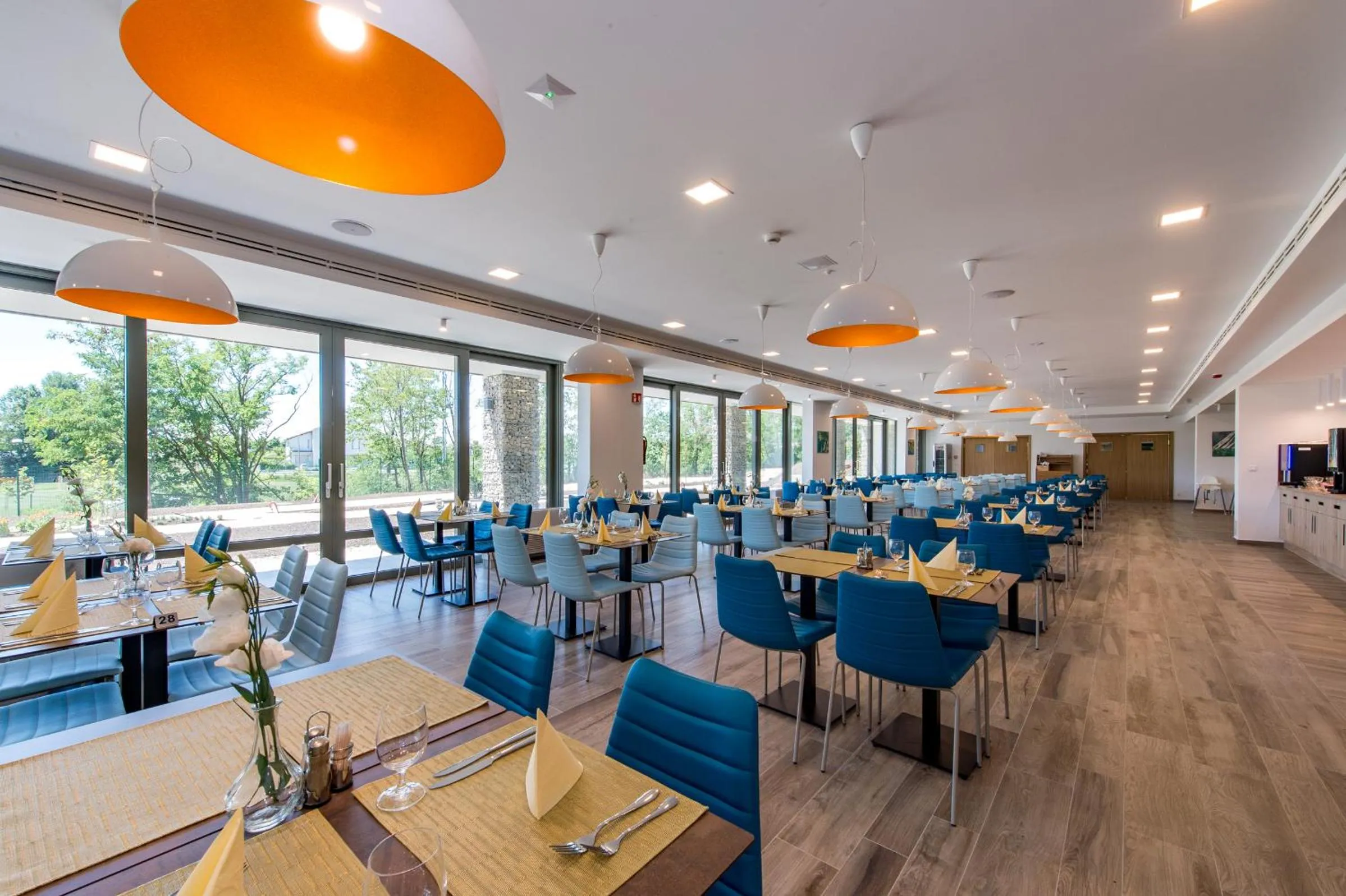 Restaurant/places to eat in Akadémia Hotel