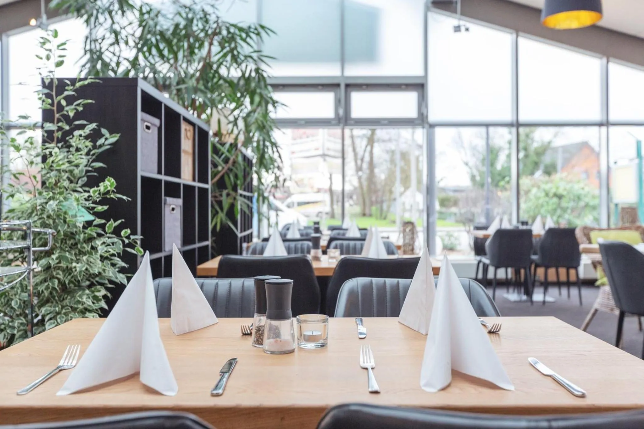 Restaurant/places to eat in Garner Hotel Elmshorn by IHG