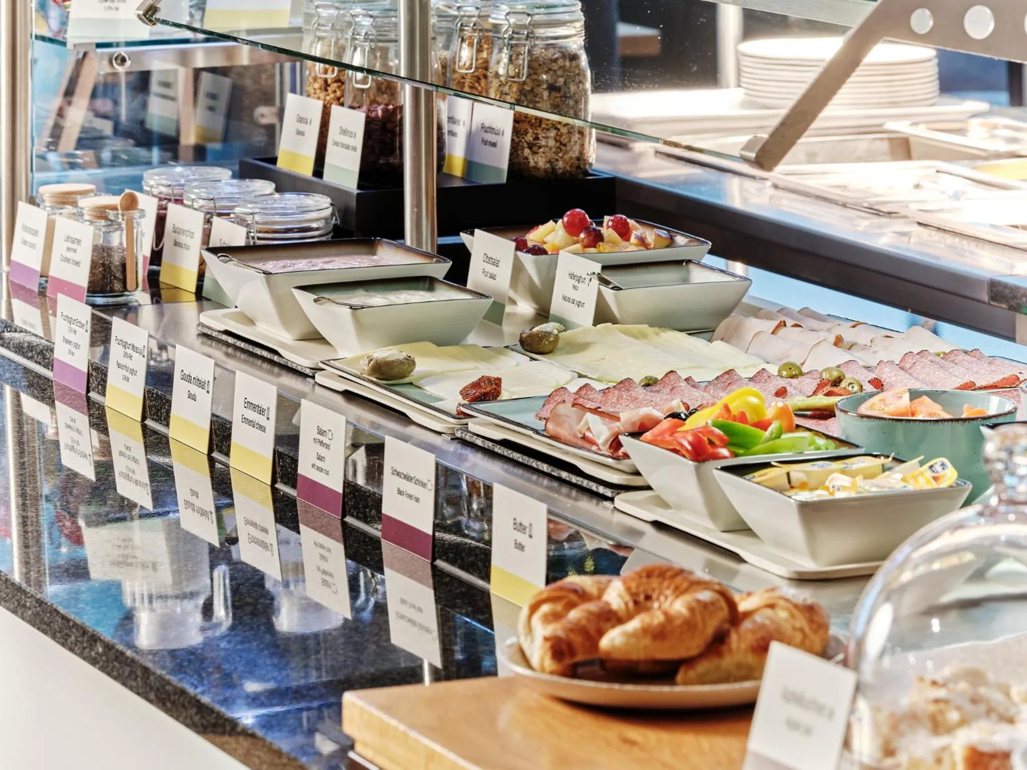 Restaurant/places to eat in Garner Hotel Elmshorn by IHG