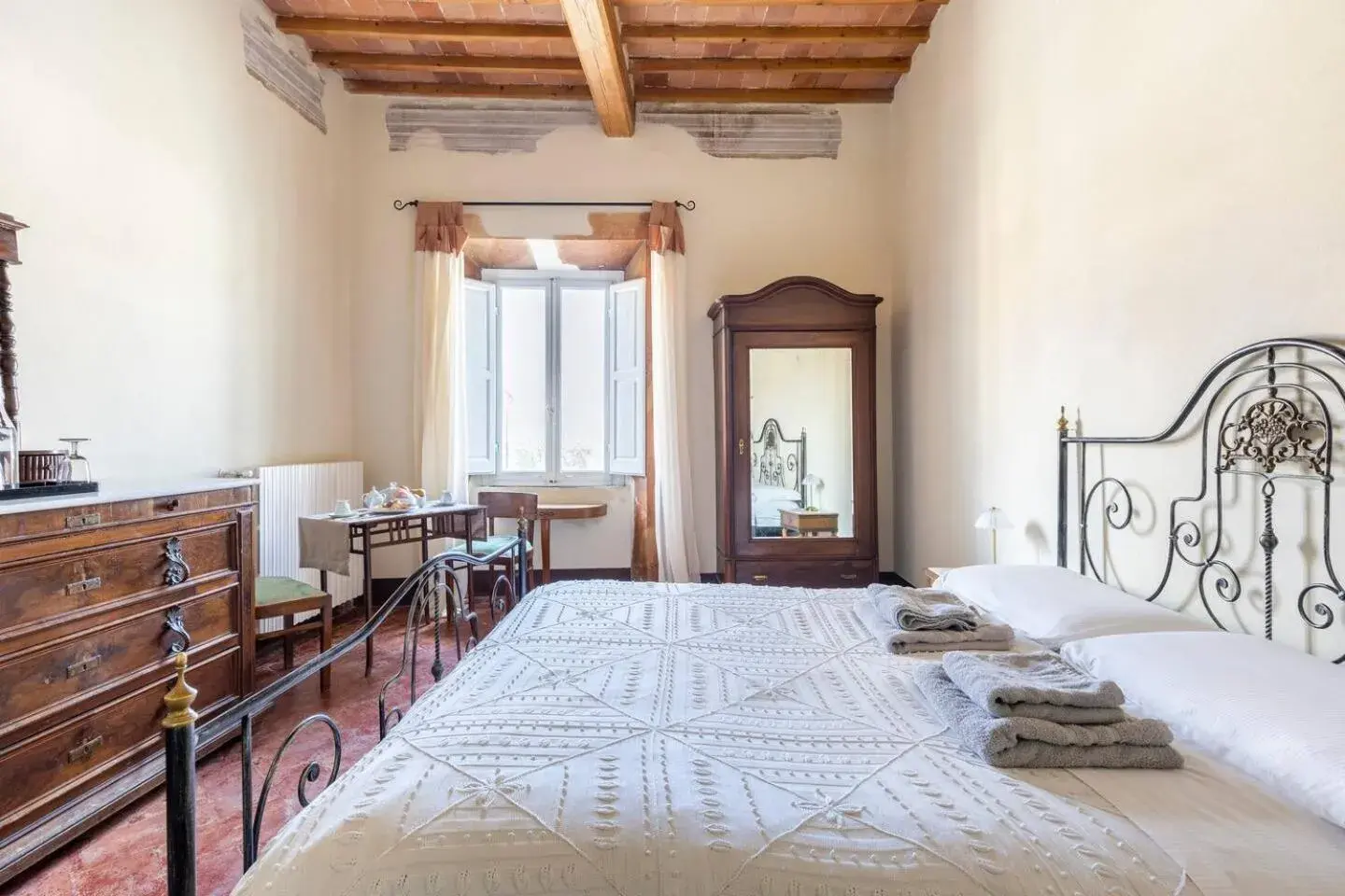 Large Double Room in Palazzo Ninci Large Double Room in Palazzo Ninci