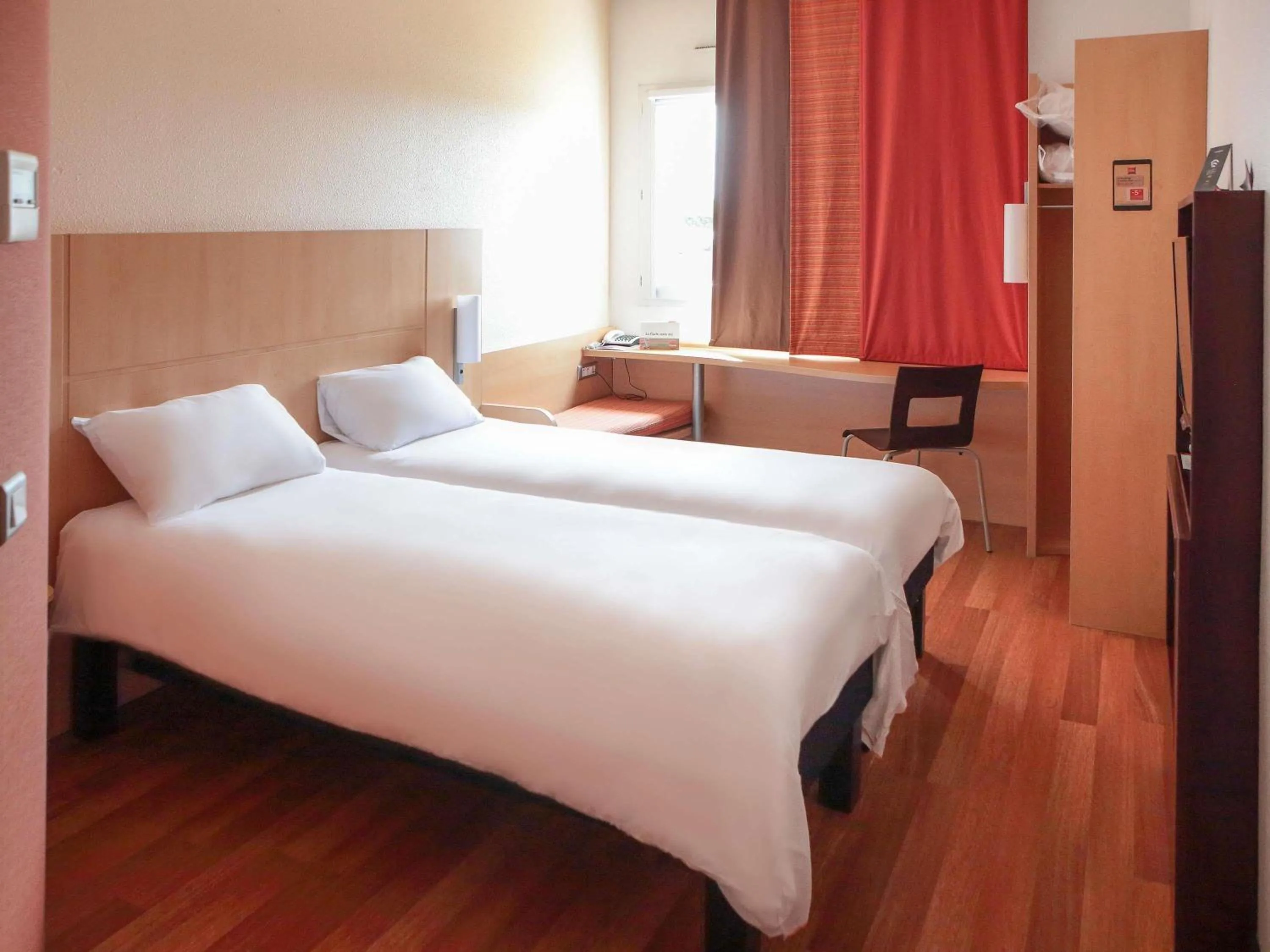 Bedroom, Bed in ibis Albert Pays de Somme