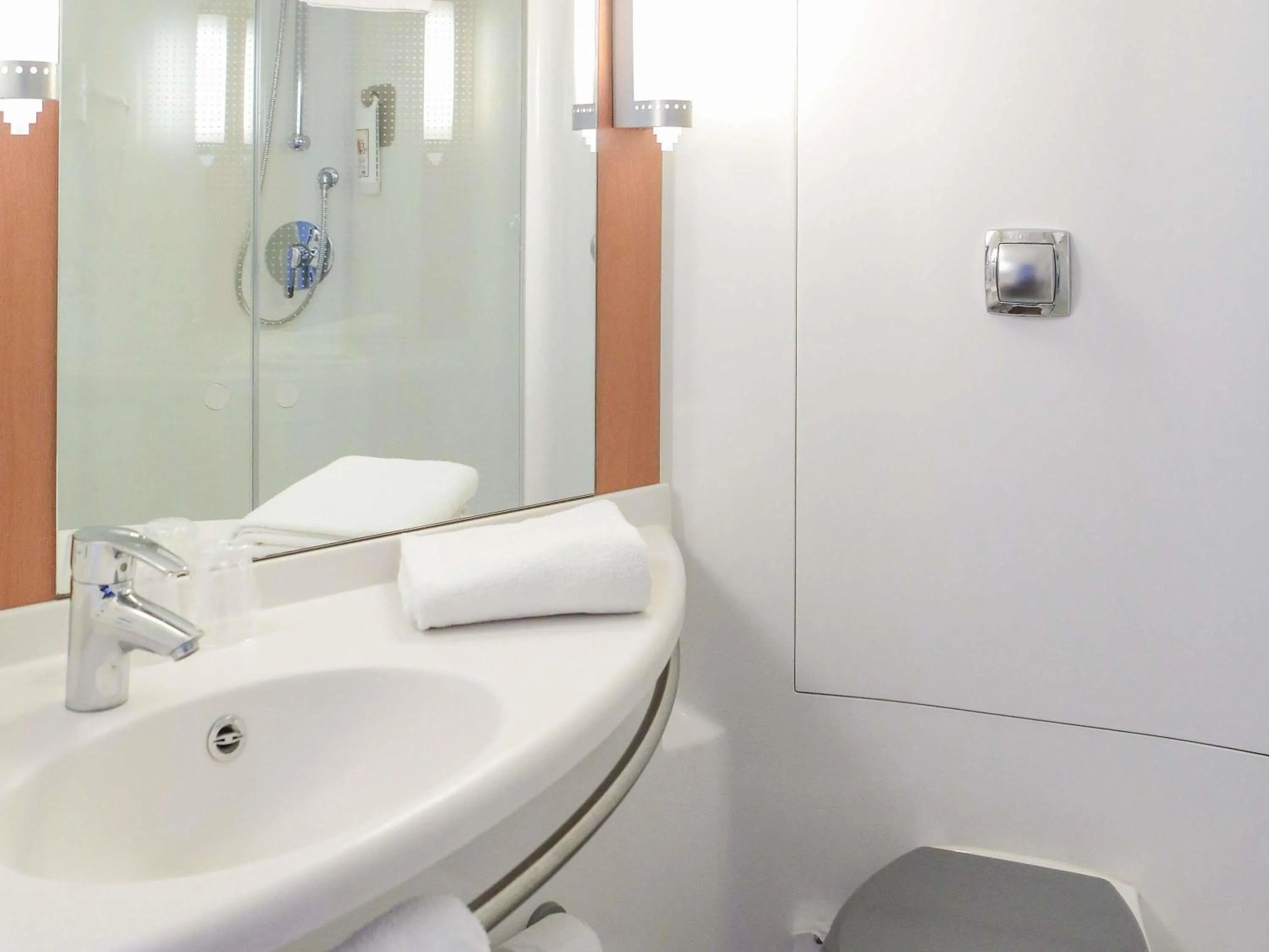 Bedroom in ibis Albert Pays de Somme