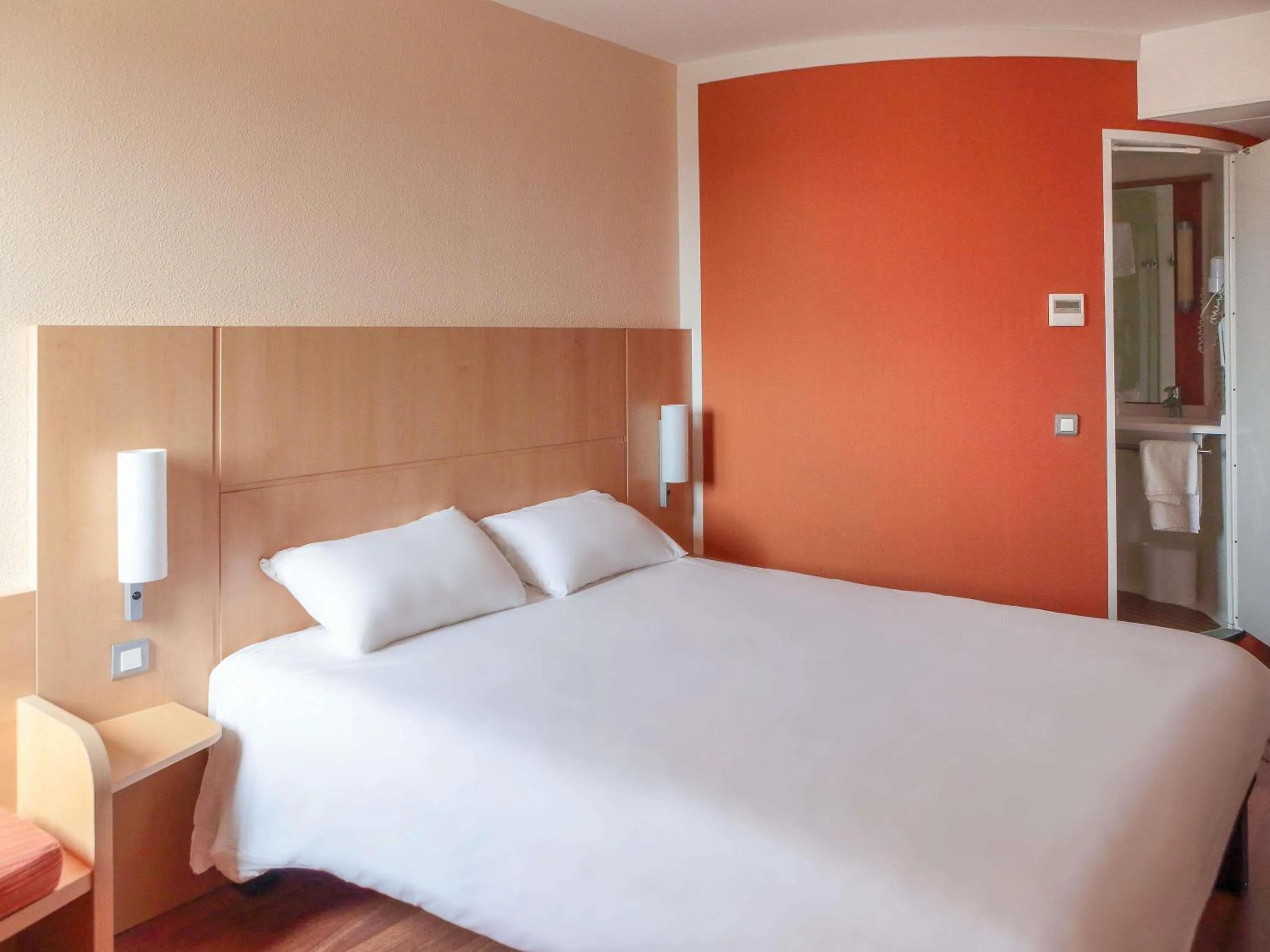 Property building, Bed in ibis Albert Pays de Somme