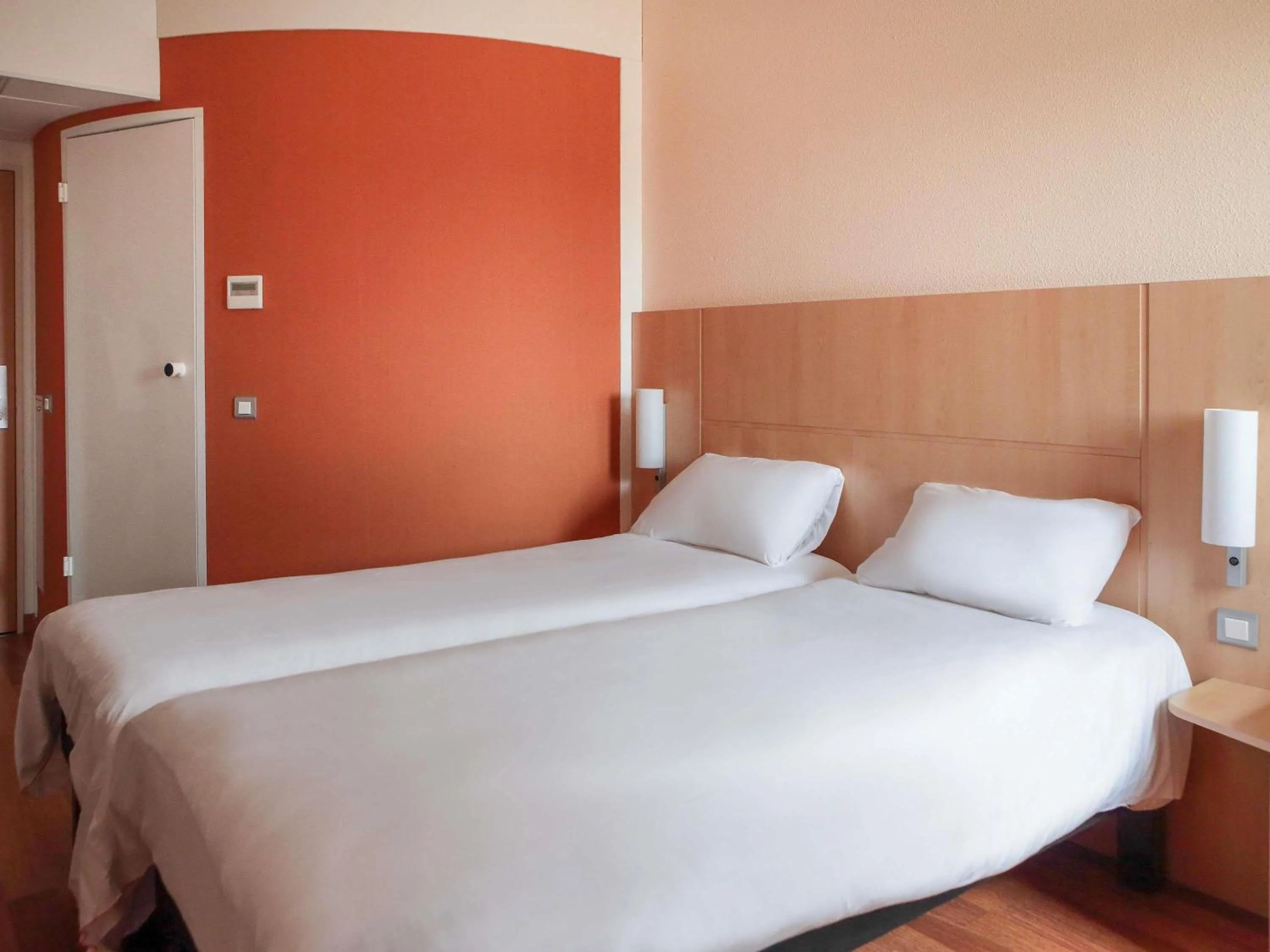 Bedroom, Bed in ibis Albert Pays de Somme