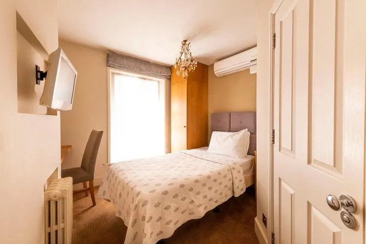 Communal lounge/ TV room, Bed in Fielding Hotel