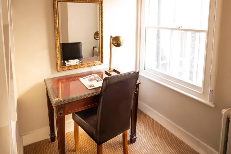 hair dresser in Fielding Hotel